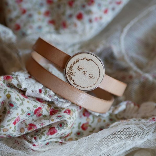 Pulsera doble de cuero con cabuj&oacute;n de madera grabado personalizable