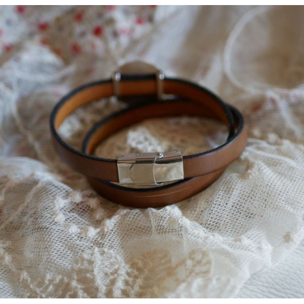 Pulsera doble de cuero con cabuj&oacute;n de madera grabado personalizable