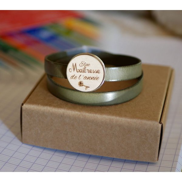 Pulsera doble de cuero con cabuj&oacute;n de madera grabado personalizable