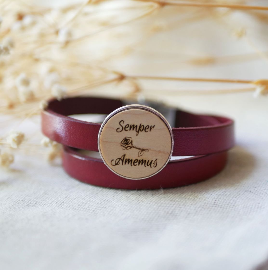 Pulsera doble de cuero con cabujón de madera grabado personalizable