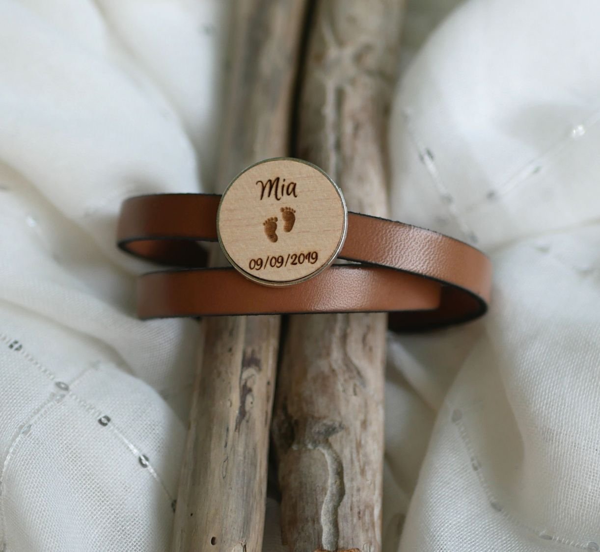 Pulsera doble de cuero con cabujón de madera grabado personalizable