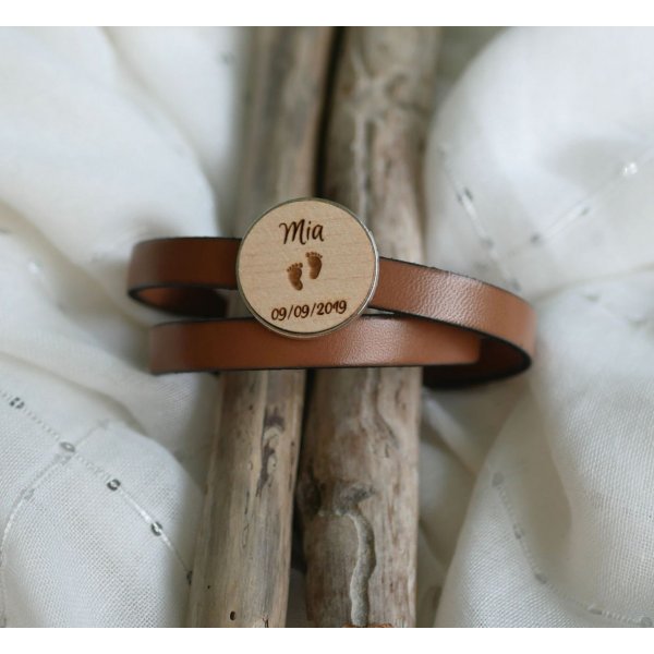 Pulsera doble de cuero con cabuj&oacute;n de madera grabado personalizable