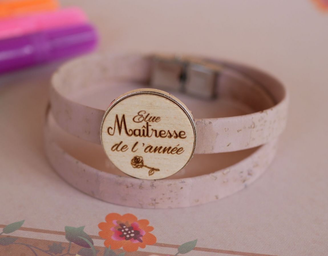 Pulsera doble de cuero con cabujón de madera grabado personalizable