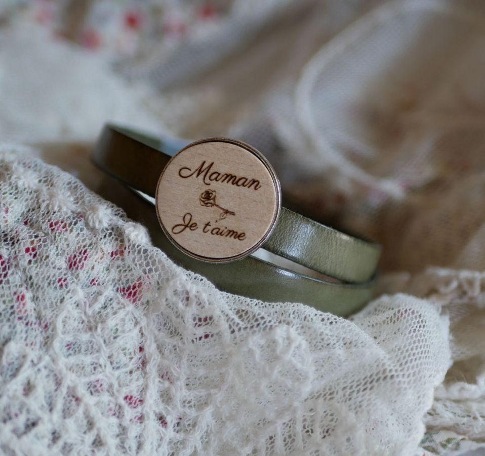 Pulsera doble de cuero con cabujón de madera grabado personalizable