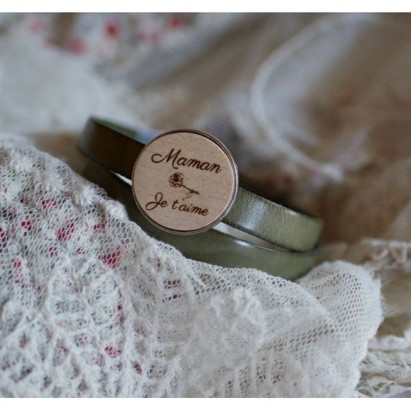 Pulsera doble de cuero con cabuj&oacute;n de madera grabado personalizable