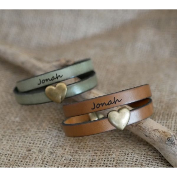Pulsera doble coraz&oacute;n de cuero y bronce, posibilidad de grabar sus palabras