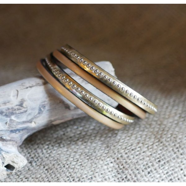 Correa de piel dorada con doble grabado y cuentas plateadas, personalizable