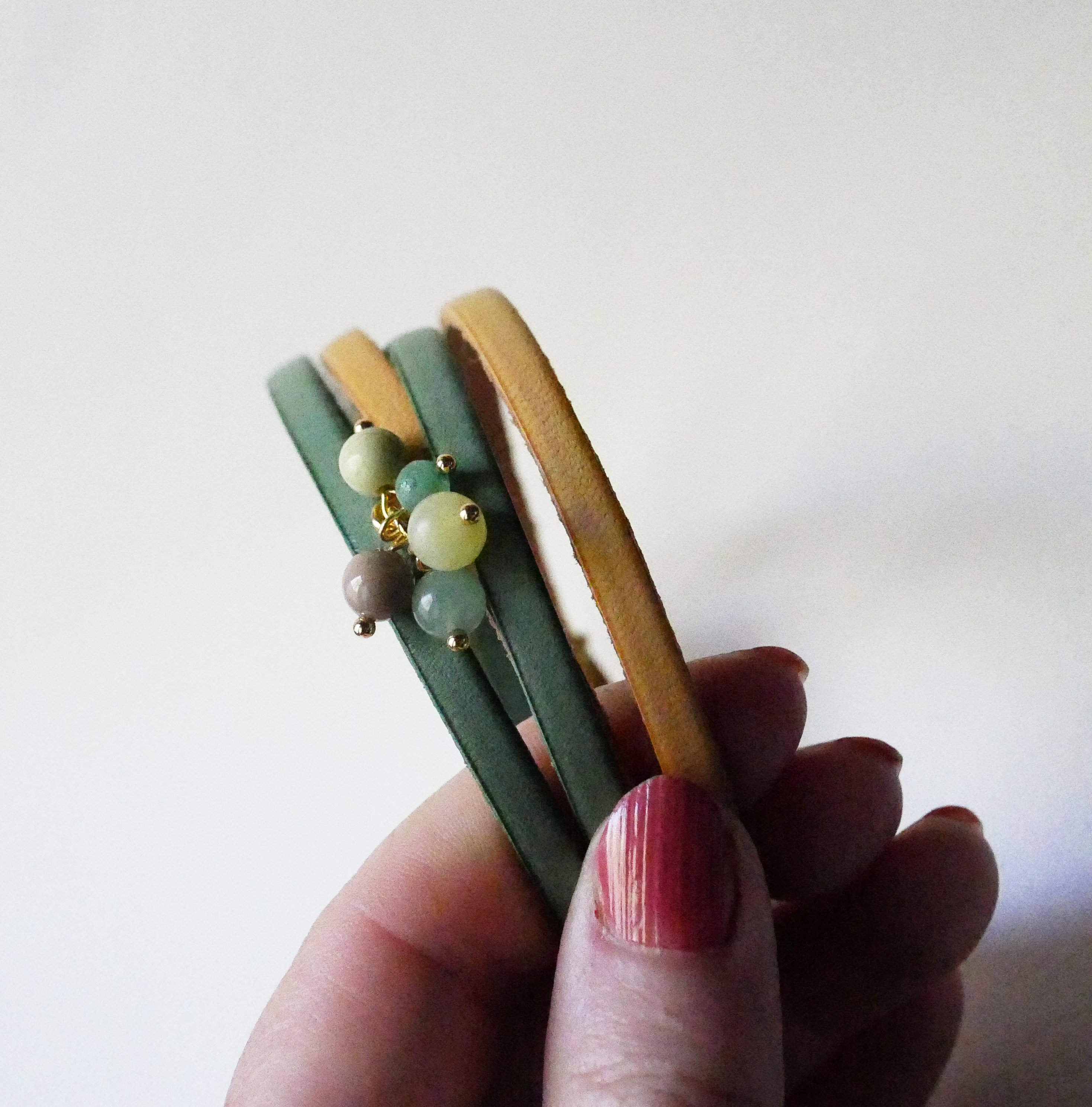 Pulsera doble de cuero decorada con suaves perlas verdes y cierre dorado