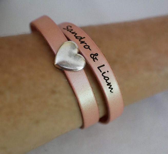 Bracelet double en cuir personnalisé avec cœur argenté gravé.