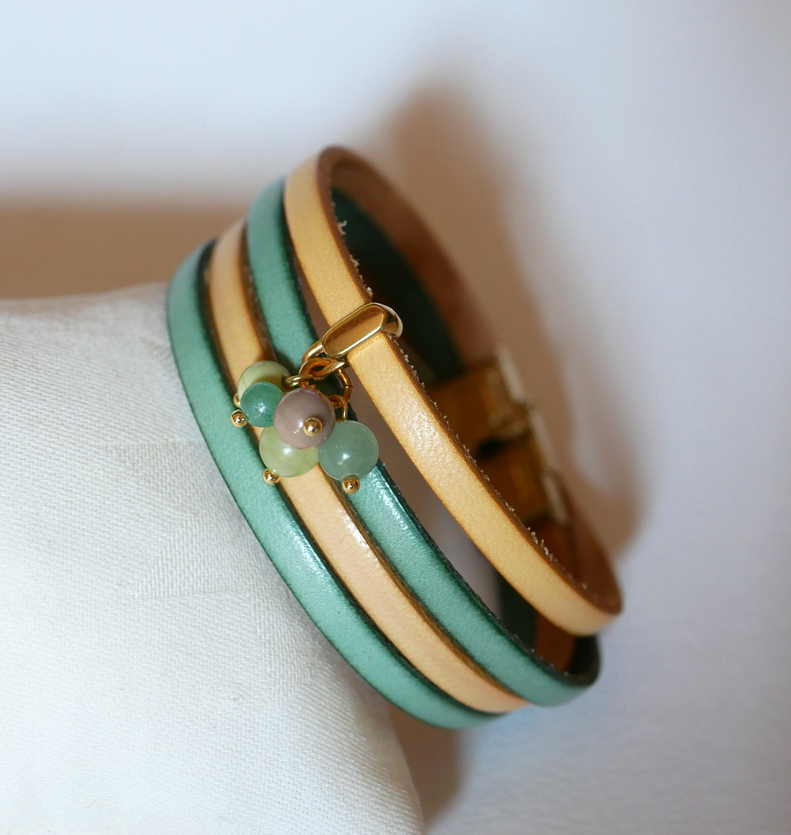Bracelet double cuir décoré de perles tons vert tendre au fermoir doré