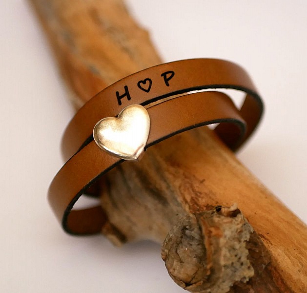 Bracelet double en cuir personnalisé avec cœur argenté.