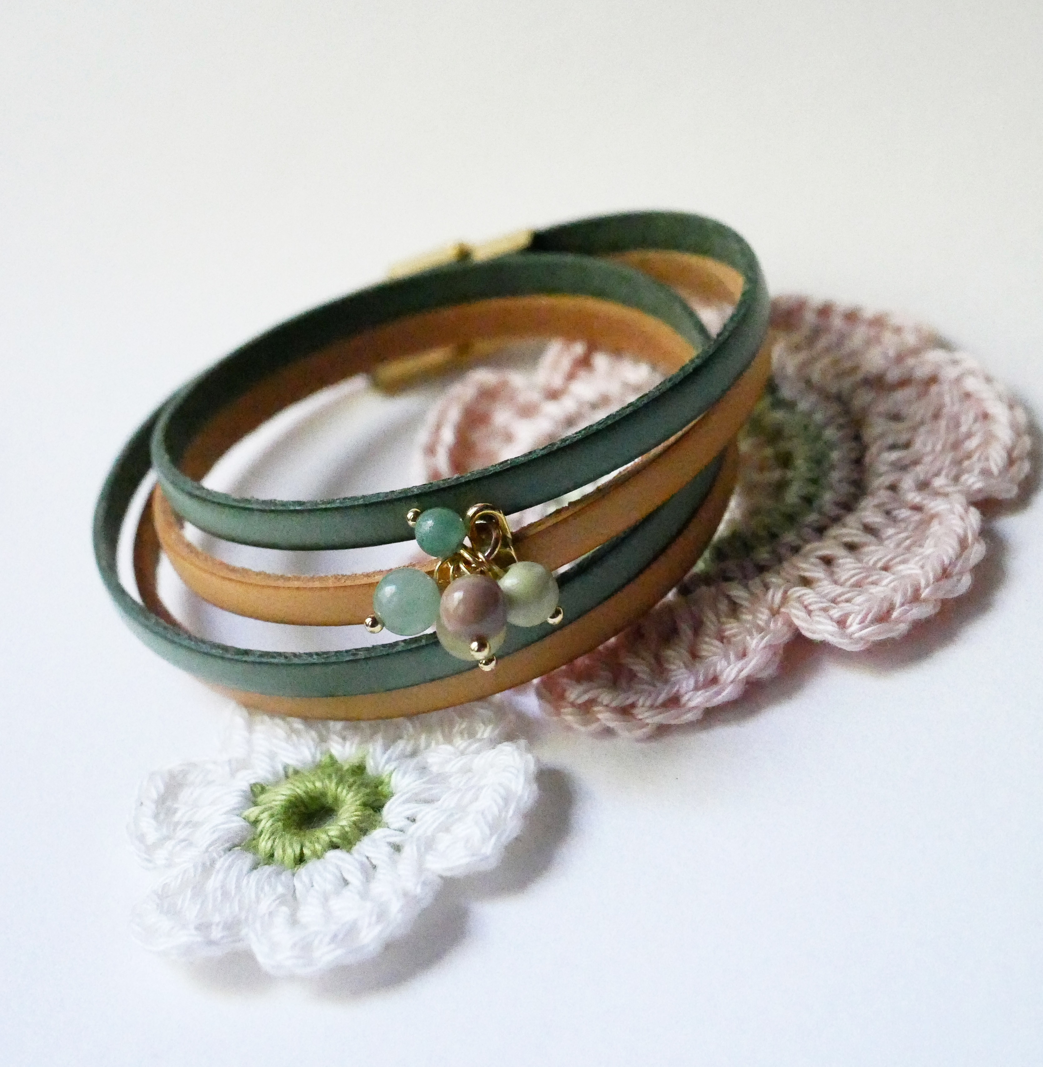 Bracelet double cuir décoré de perles tons vert tendre au fermoir doré