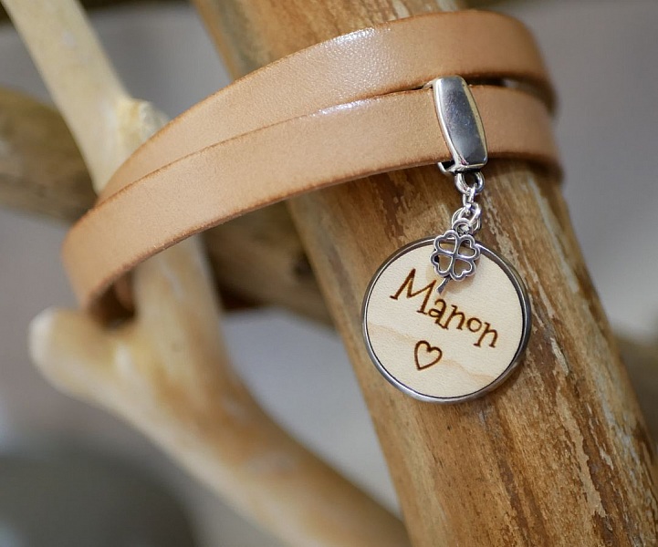 Bracelet en cuir personnalisé avec pendentif gravé et trèfle.