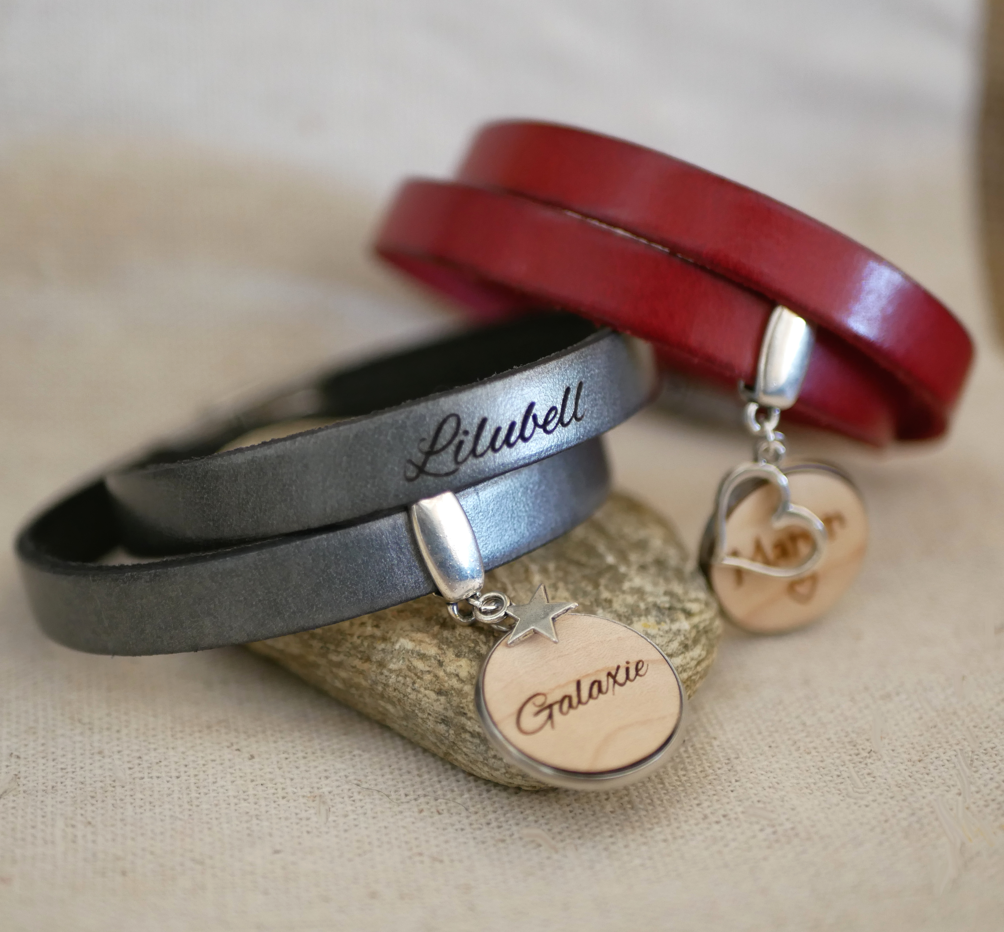 Pulsera de cuero doble personalizada con cabujón de madera para grabar