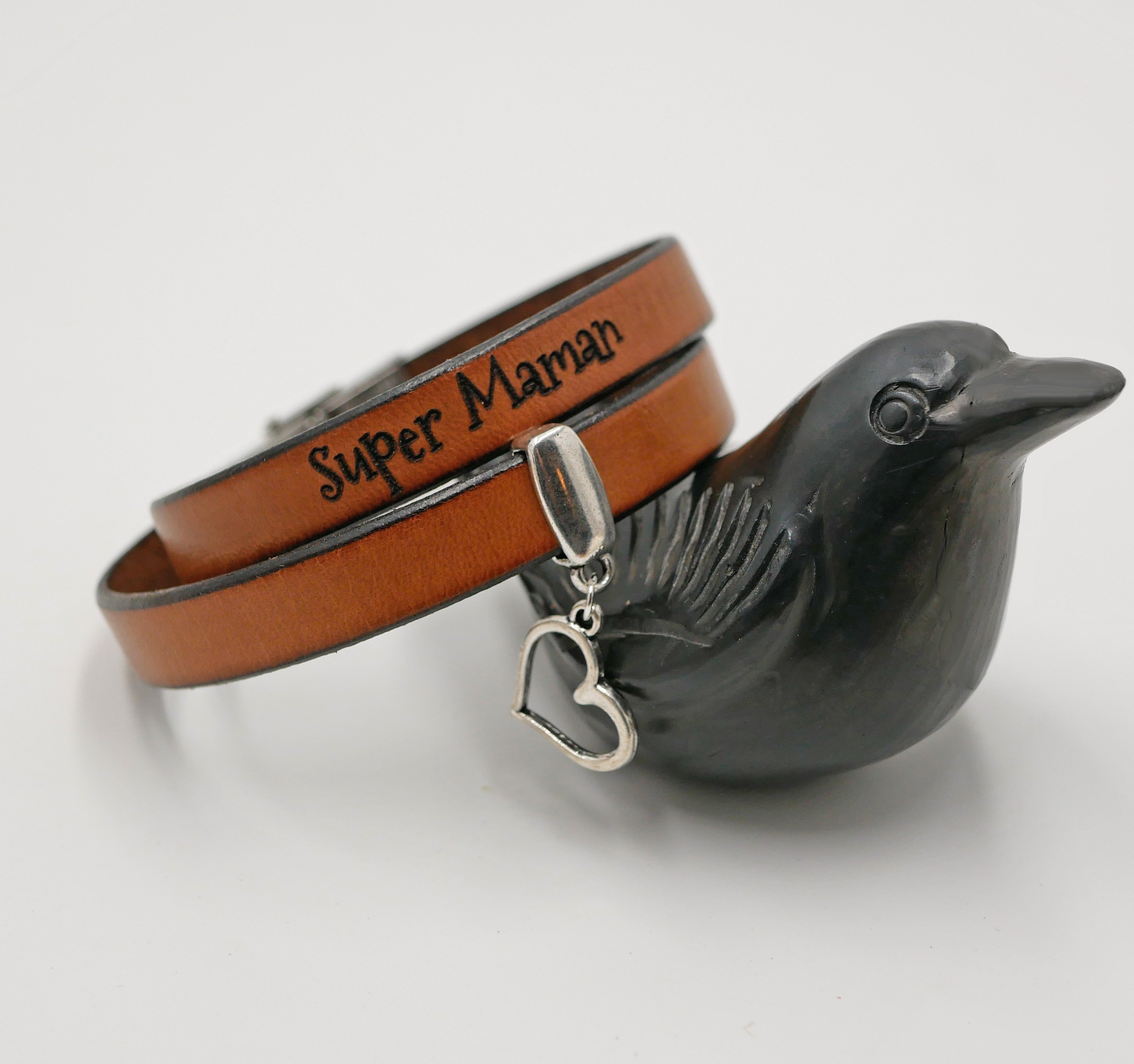 Pulsera de cuero doble personalizada para grabar con un colgante de su elecci&oacute;n