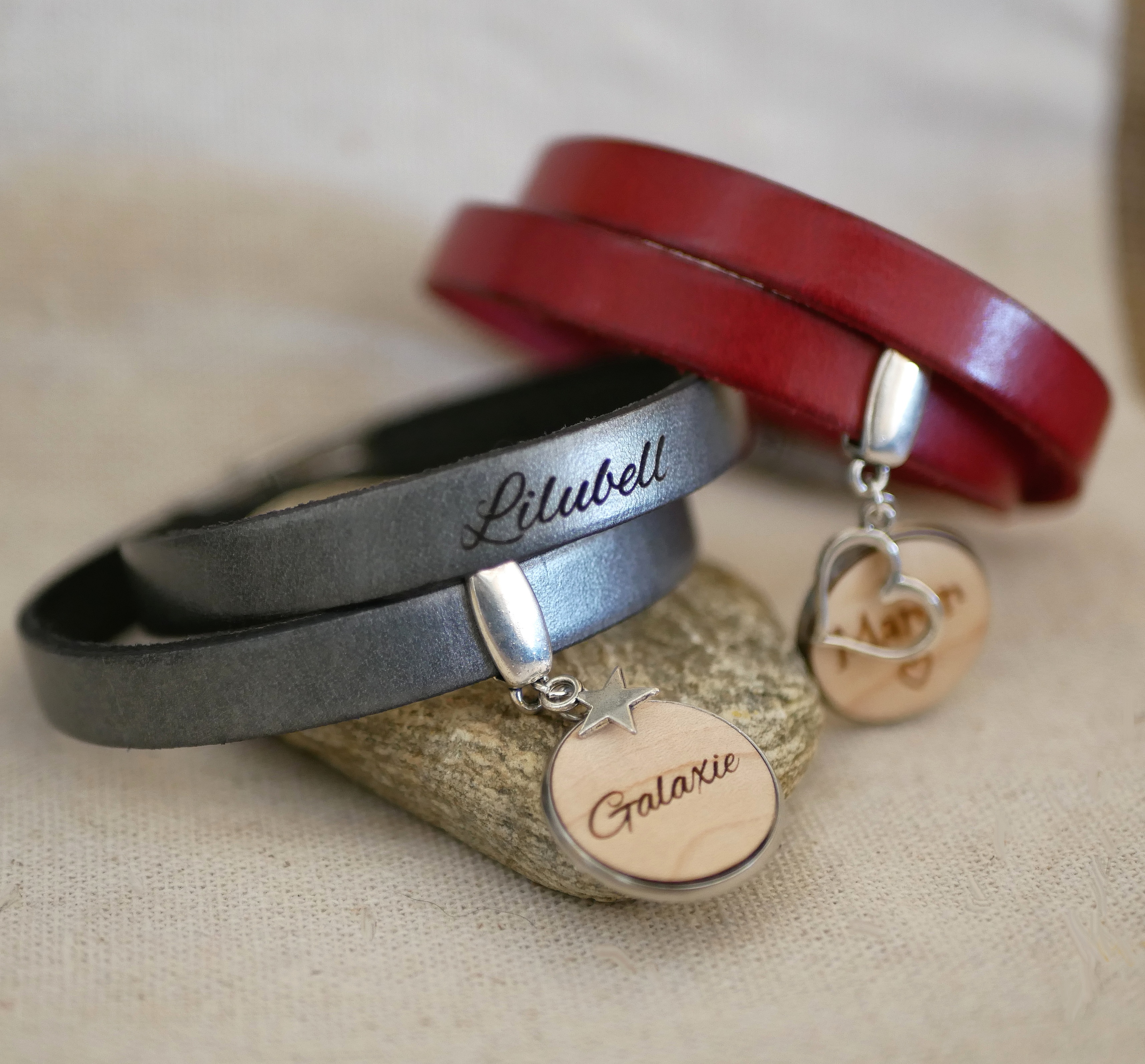 Bracelets en cuir personnalisés avec médailles en bois gravées.
