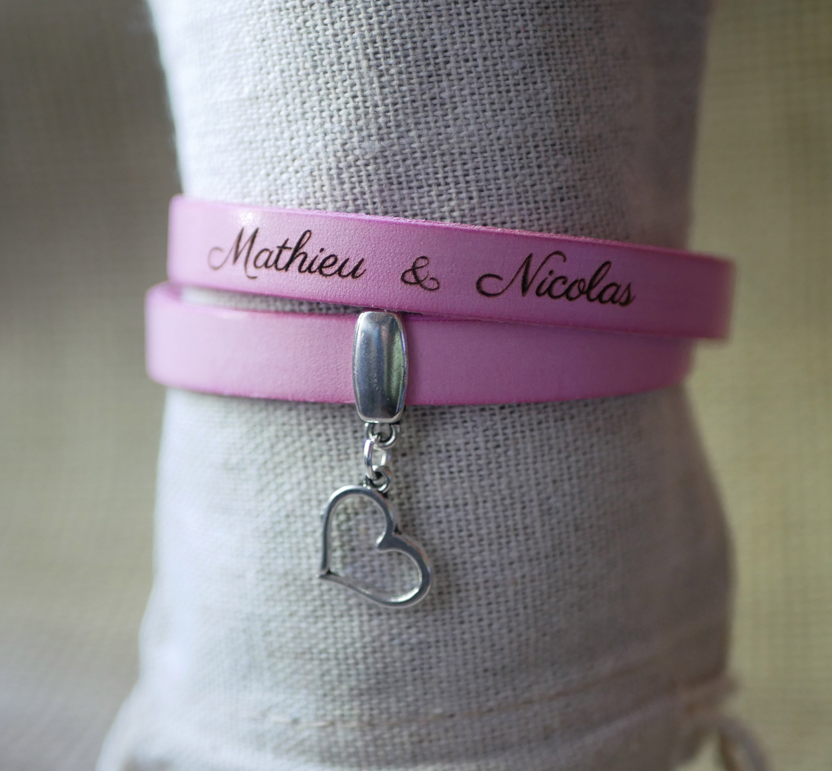 Pulsera de cuero doble personalizada para grabar con un colgante de su elecci&oacute;n