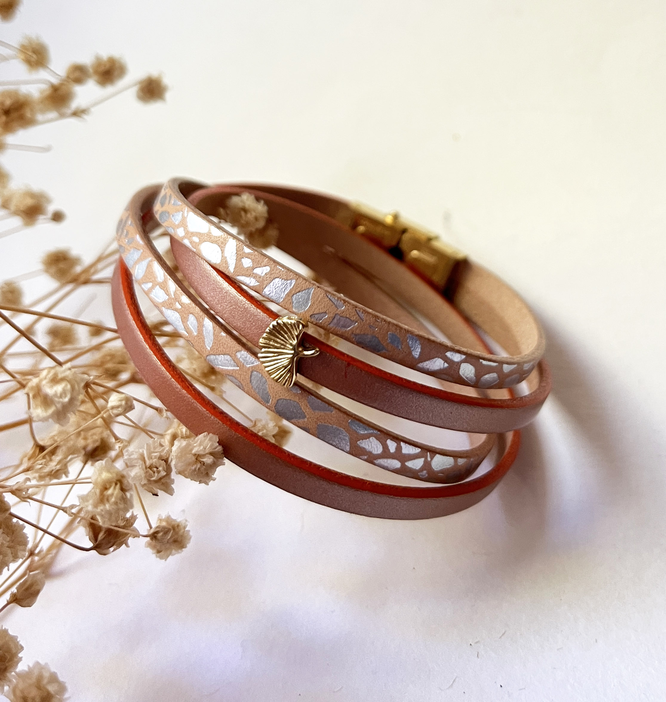 Bracelet zen en cuir personnalisé avec breloque ginkgo dorée.