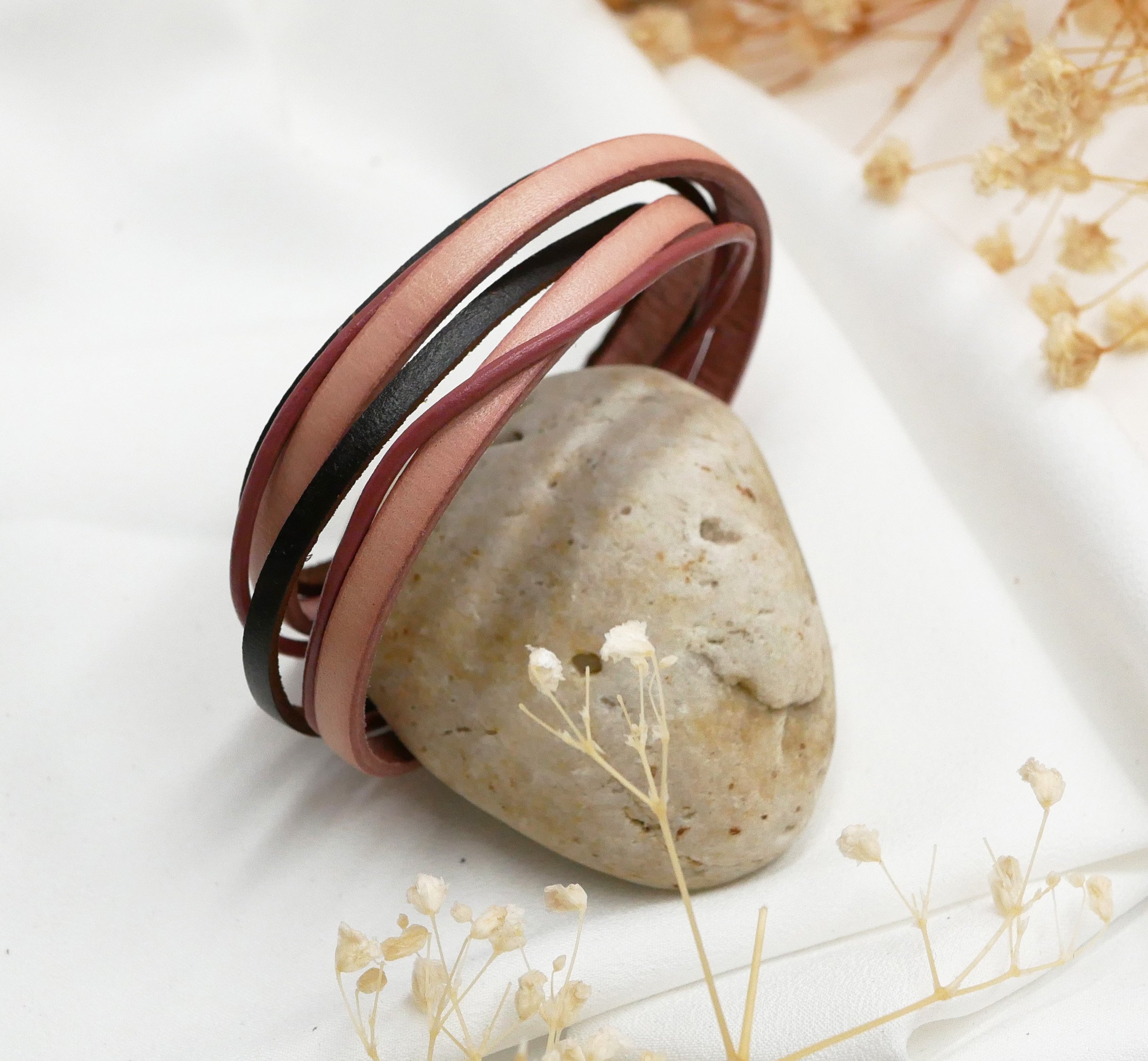 Pulsera antigua vintage de cuero rosa y marr&oacute;n de varias vueltas