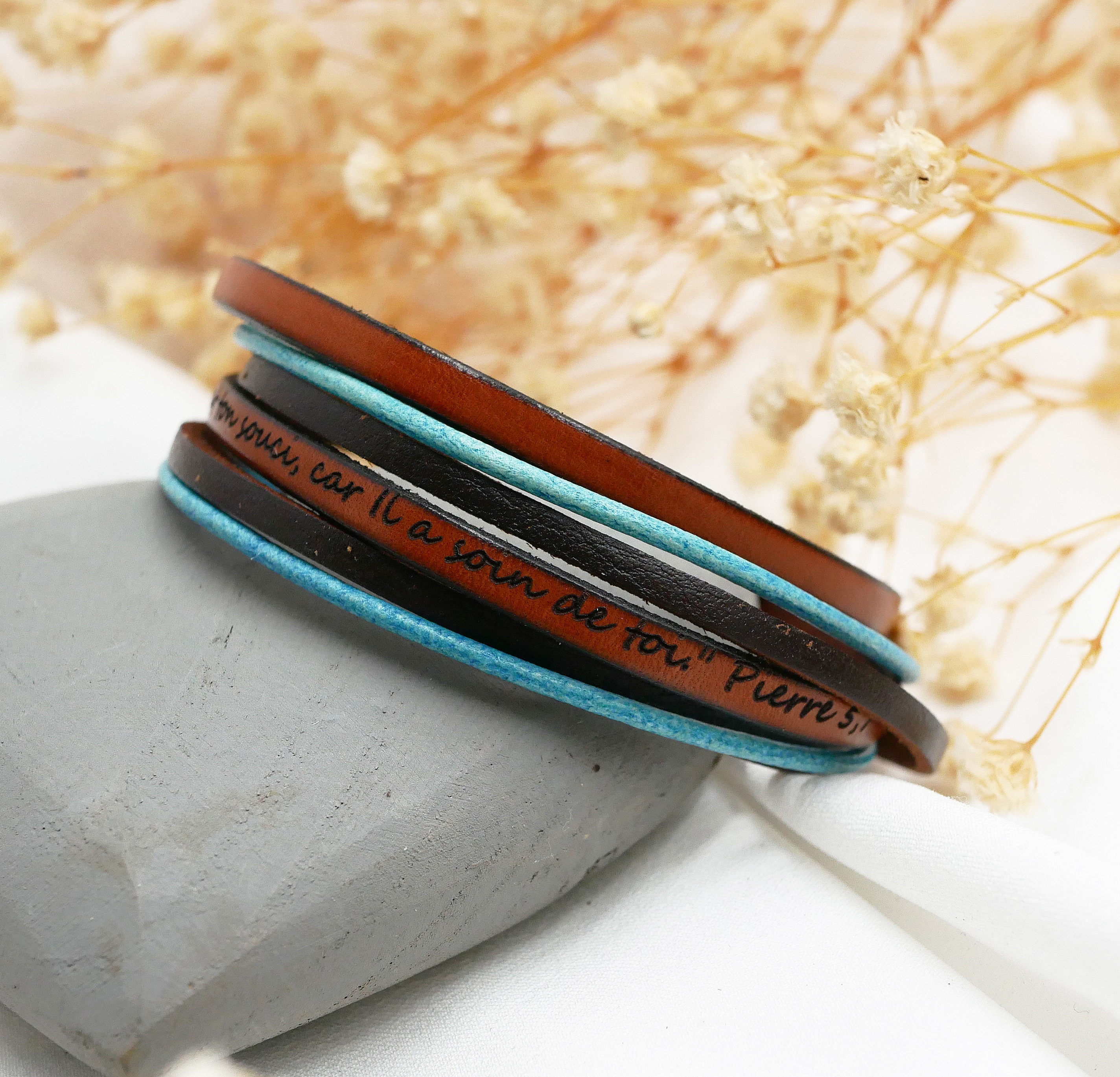 Bracelet double tour en cuir turquoise et marron personnalisé.