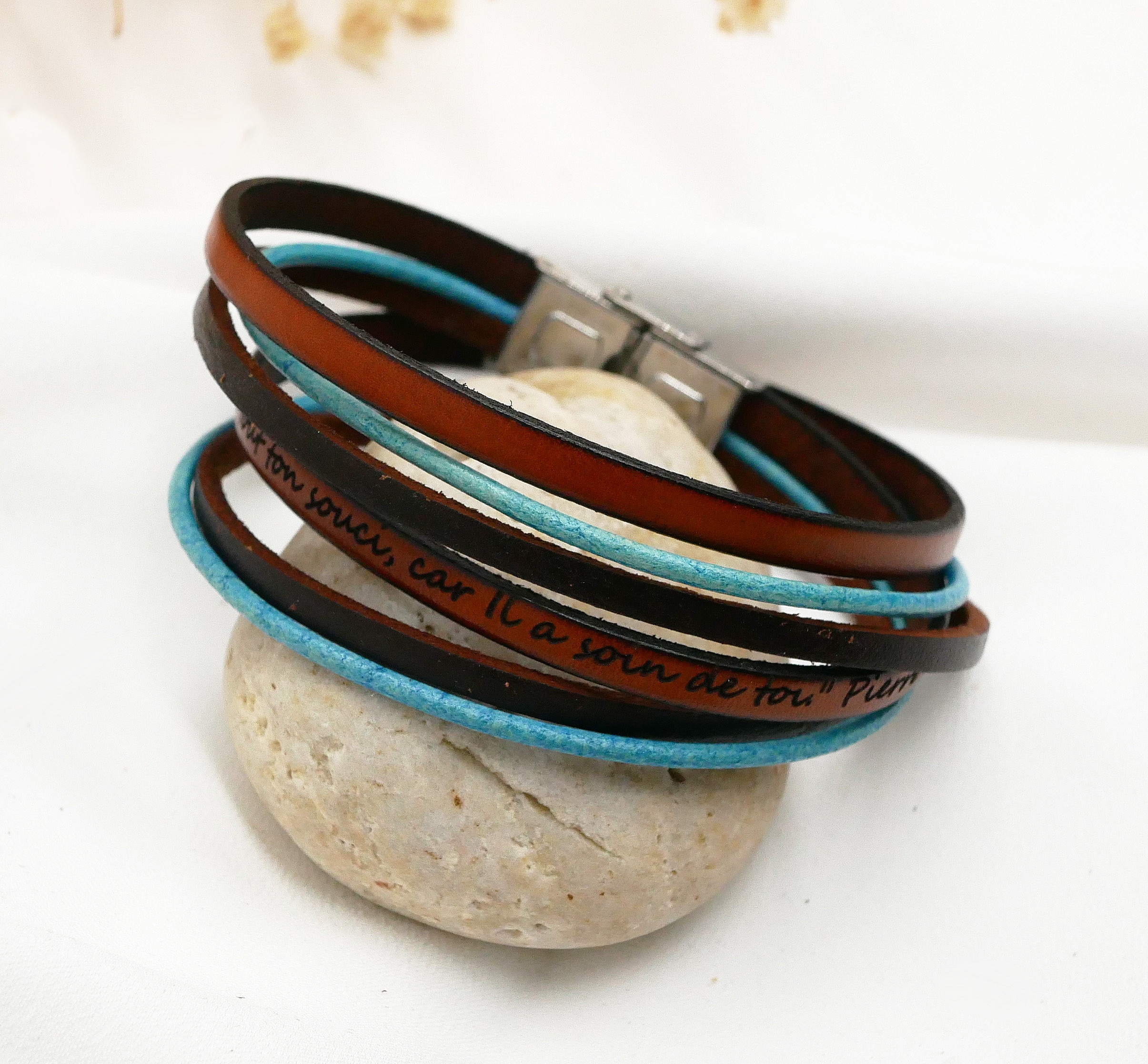 Bracelet double tour en cuir turquoise et marron gravé.
