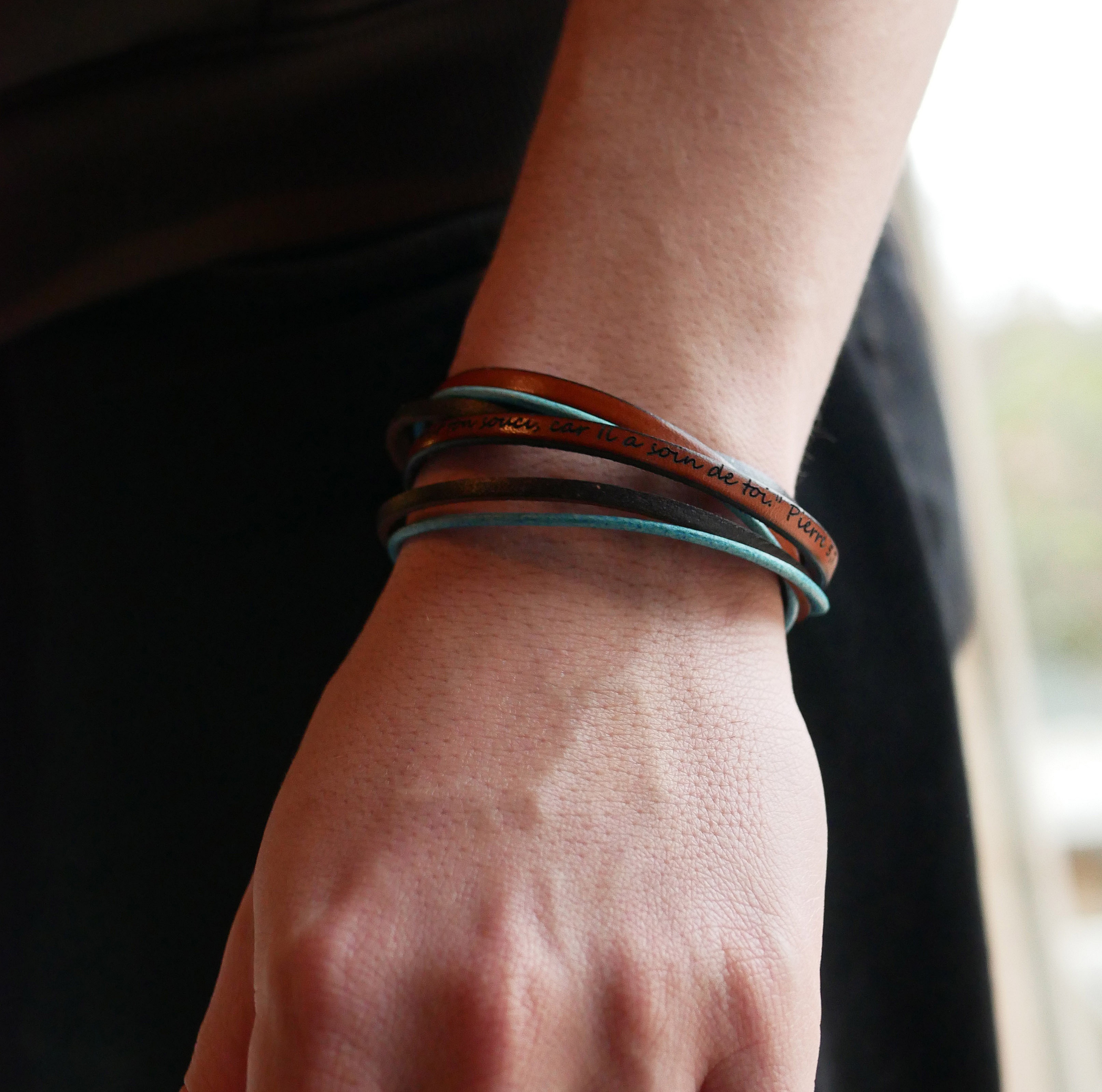 Bracelet double tour en cuir turquoise et marron gravé.