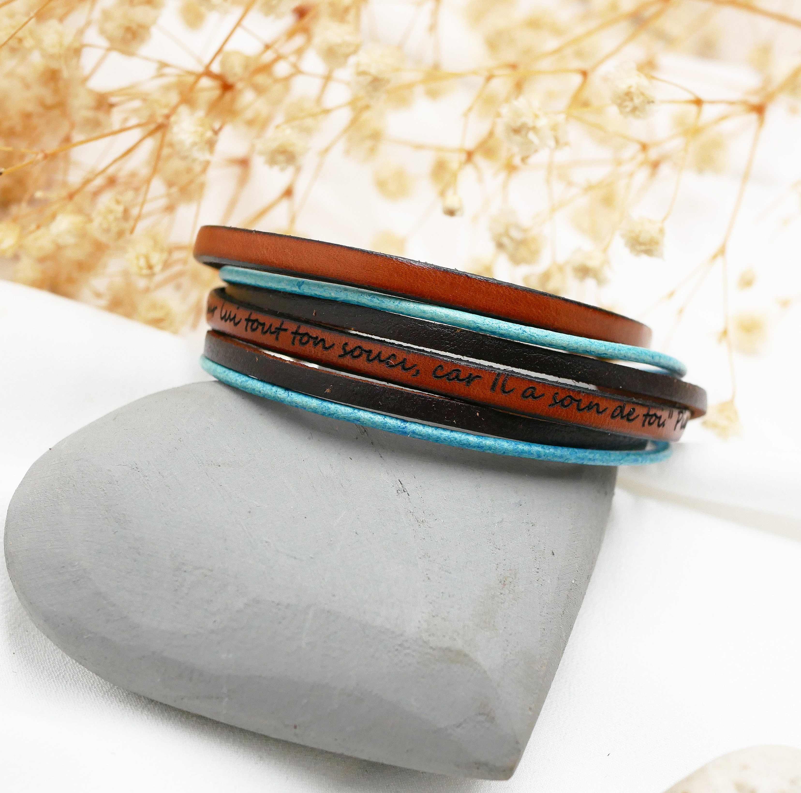 Bracelet double tour en cuir turquoise et marron gravé.