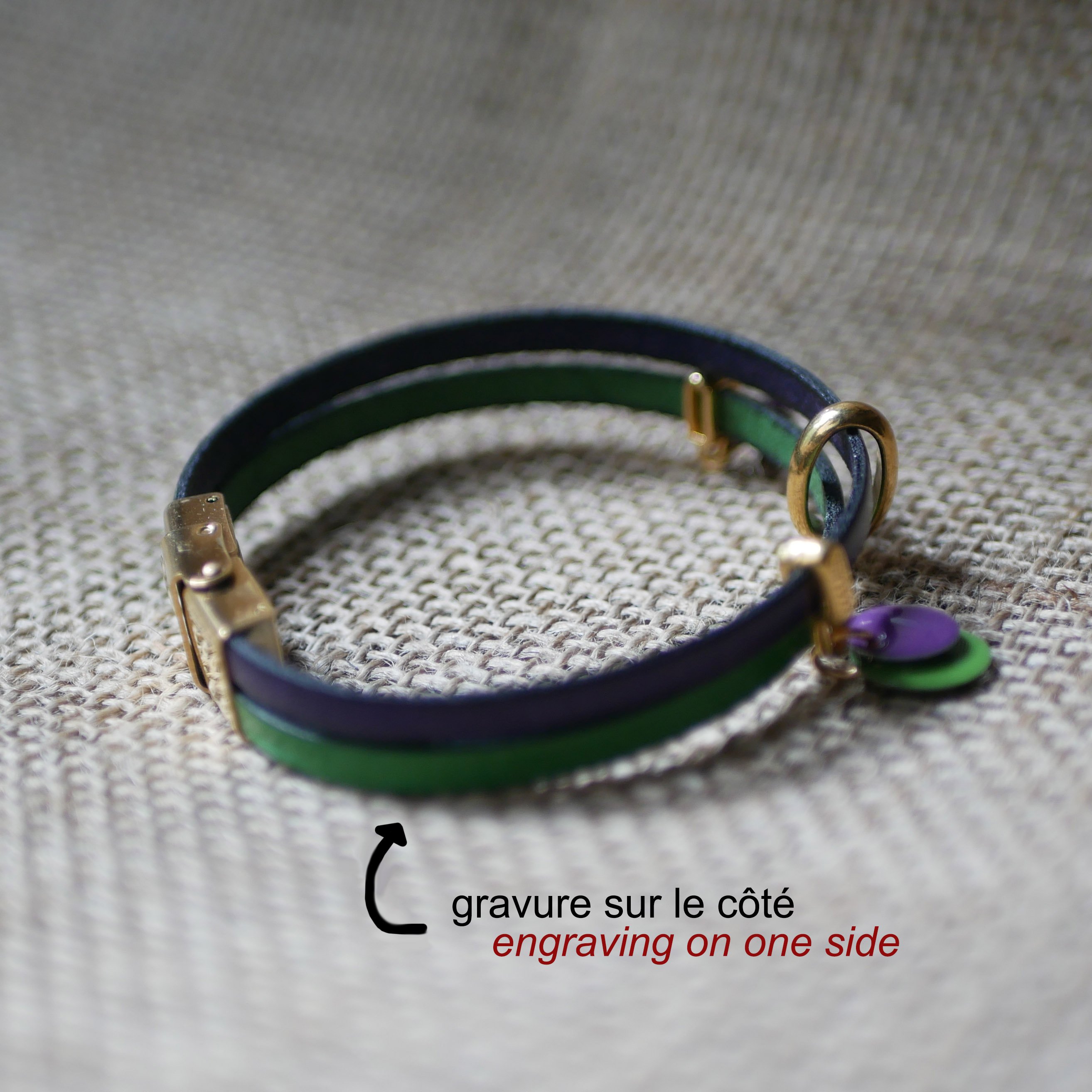 Pulsera dúo de cuero con charms dorados y lentejuelas púrpura-verdosas 