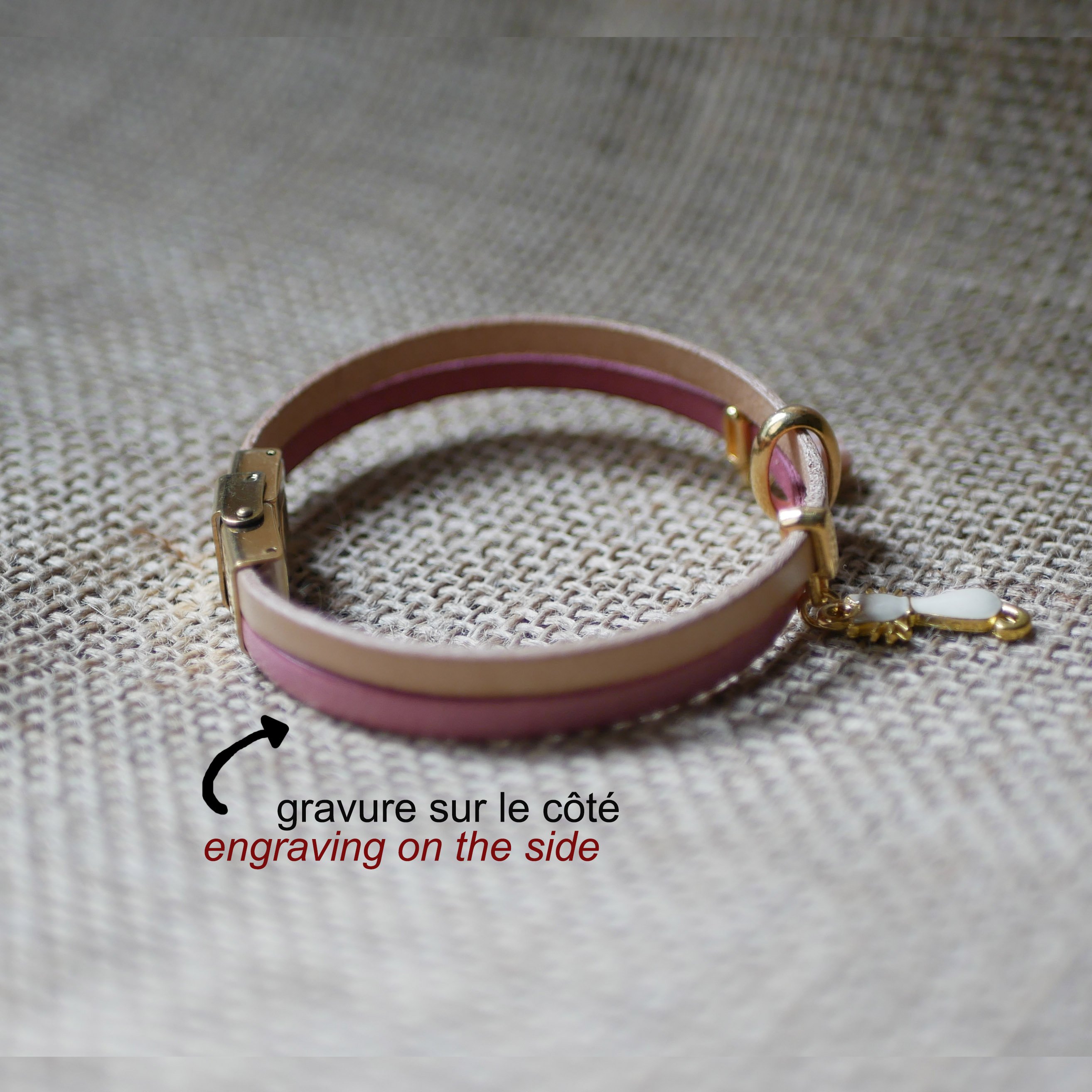 Pulsera dúo de cuero con gato dorado y colgantes rosas 