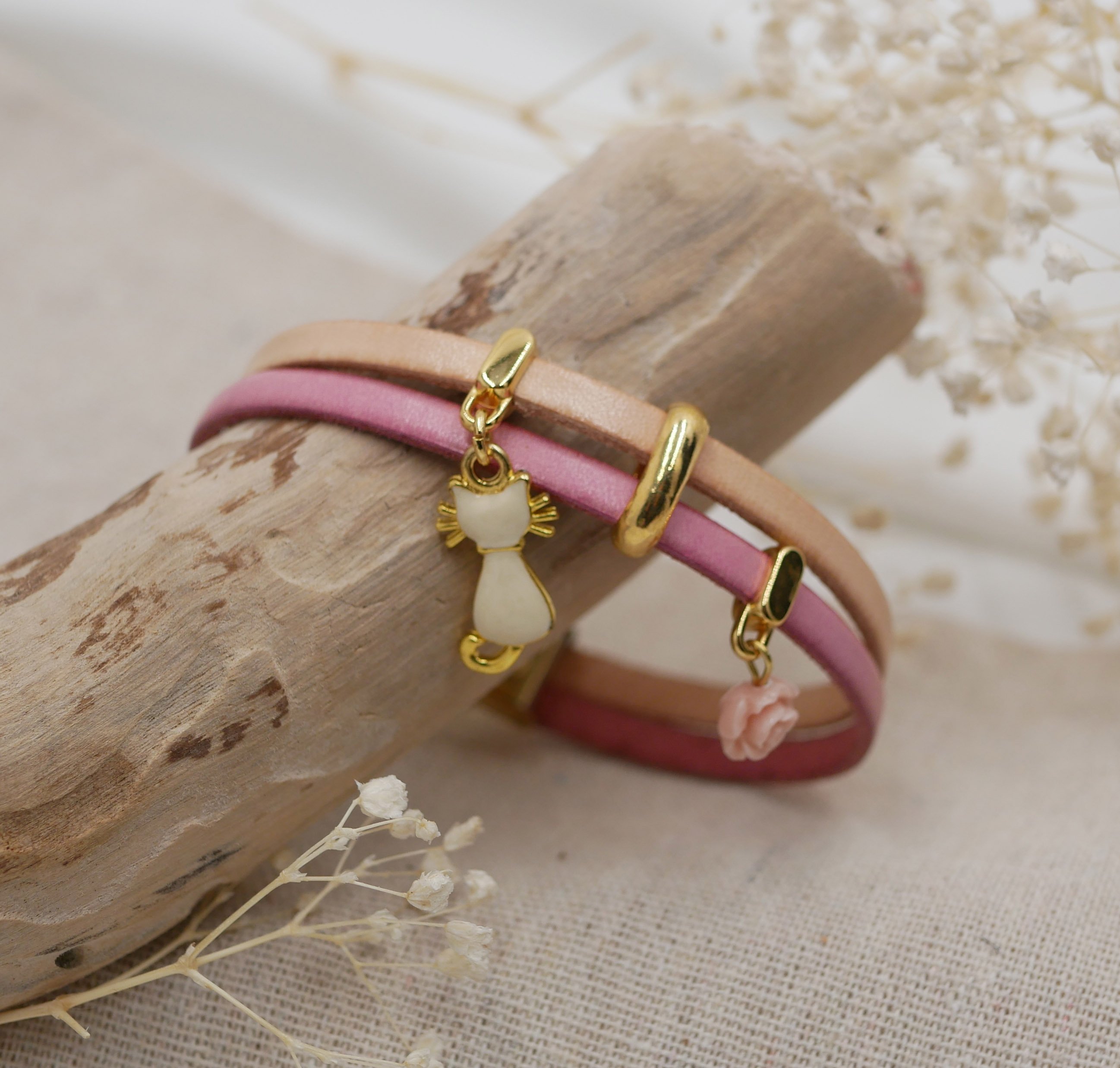 Pulsera dúo de cuero con gato dorado y colgantes rosas 