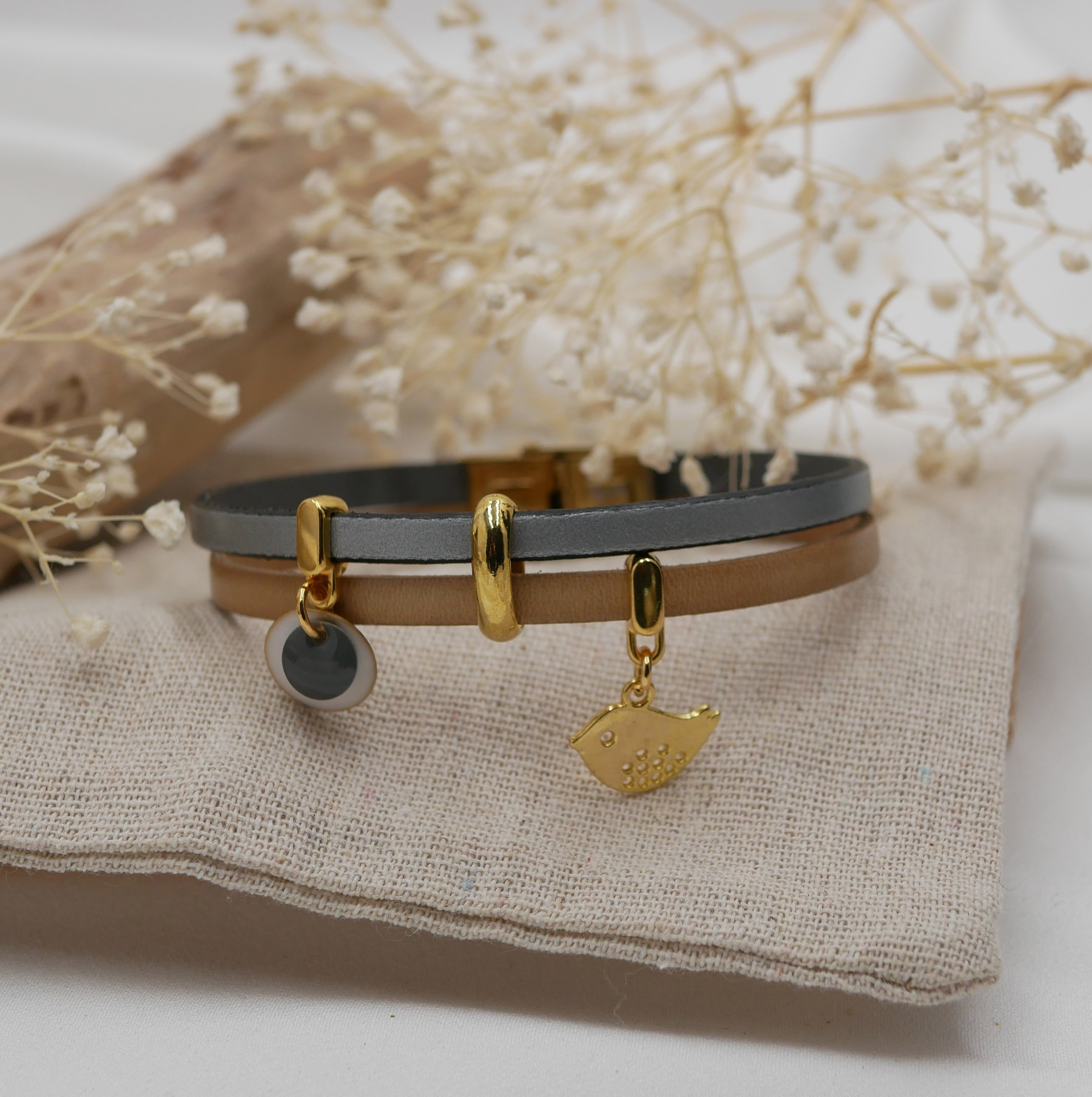 Pulsera d&uacute;o de cuero con lentejuelas doradas y colgantes de p&aacute;jaros