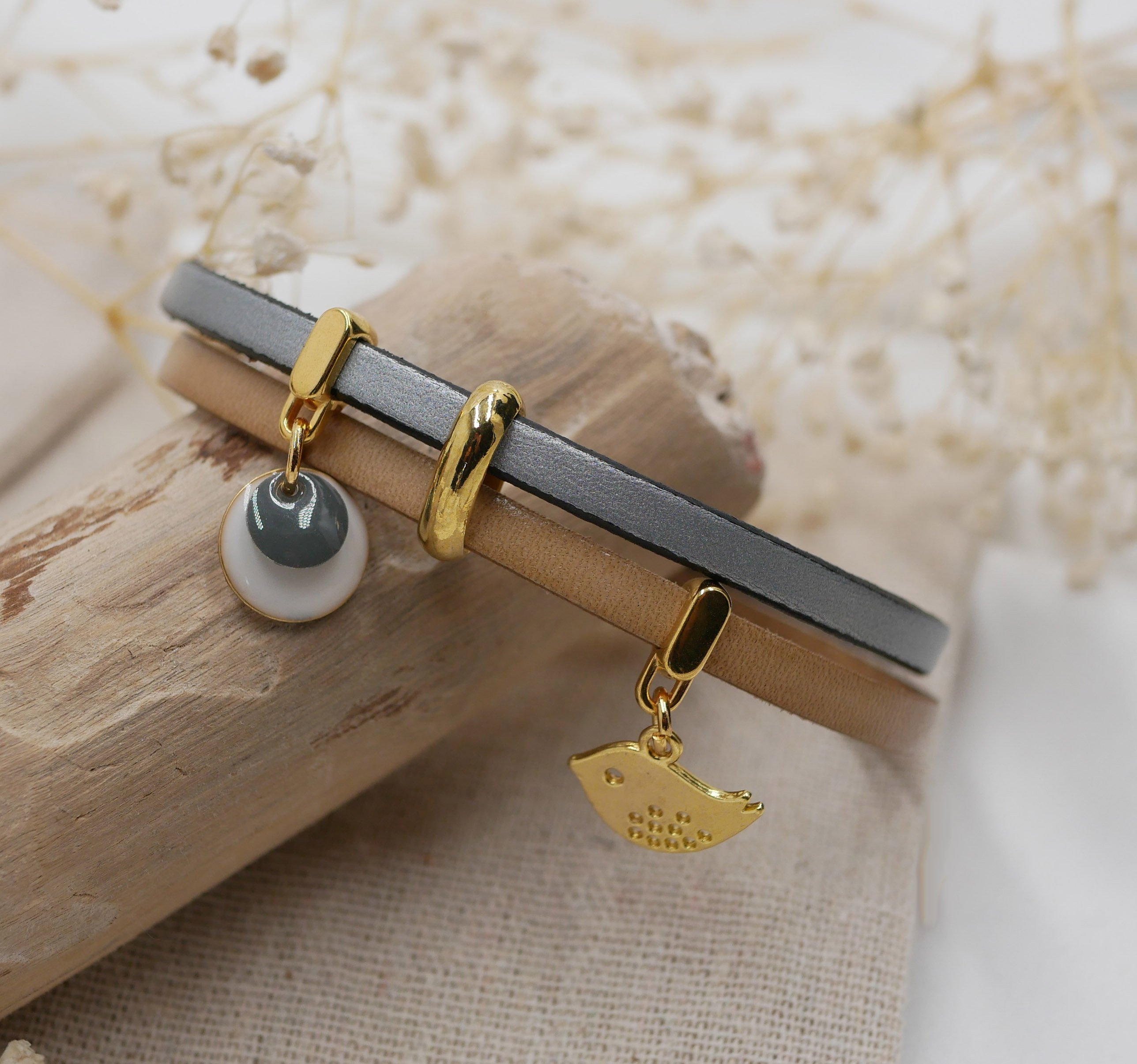 Pulsera d&uacute;o de cuero con lentejuelas doradas y colgantes de p&aacute;jaros