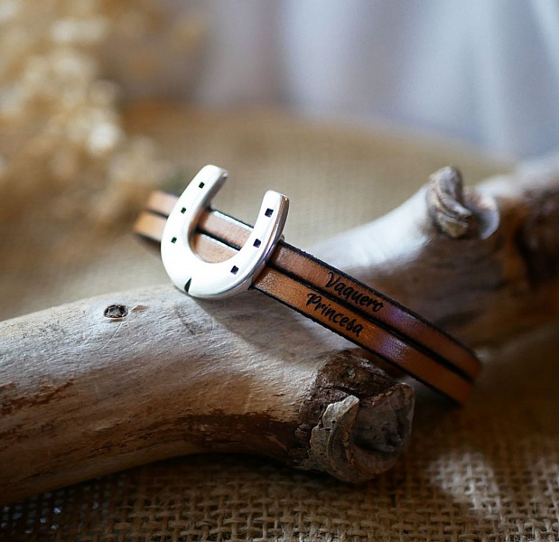 Pulsera d&uacute;o de cuero y bucle de herradura personalizable para hombre o mujer