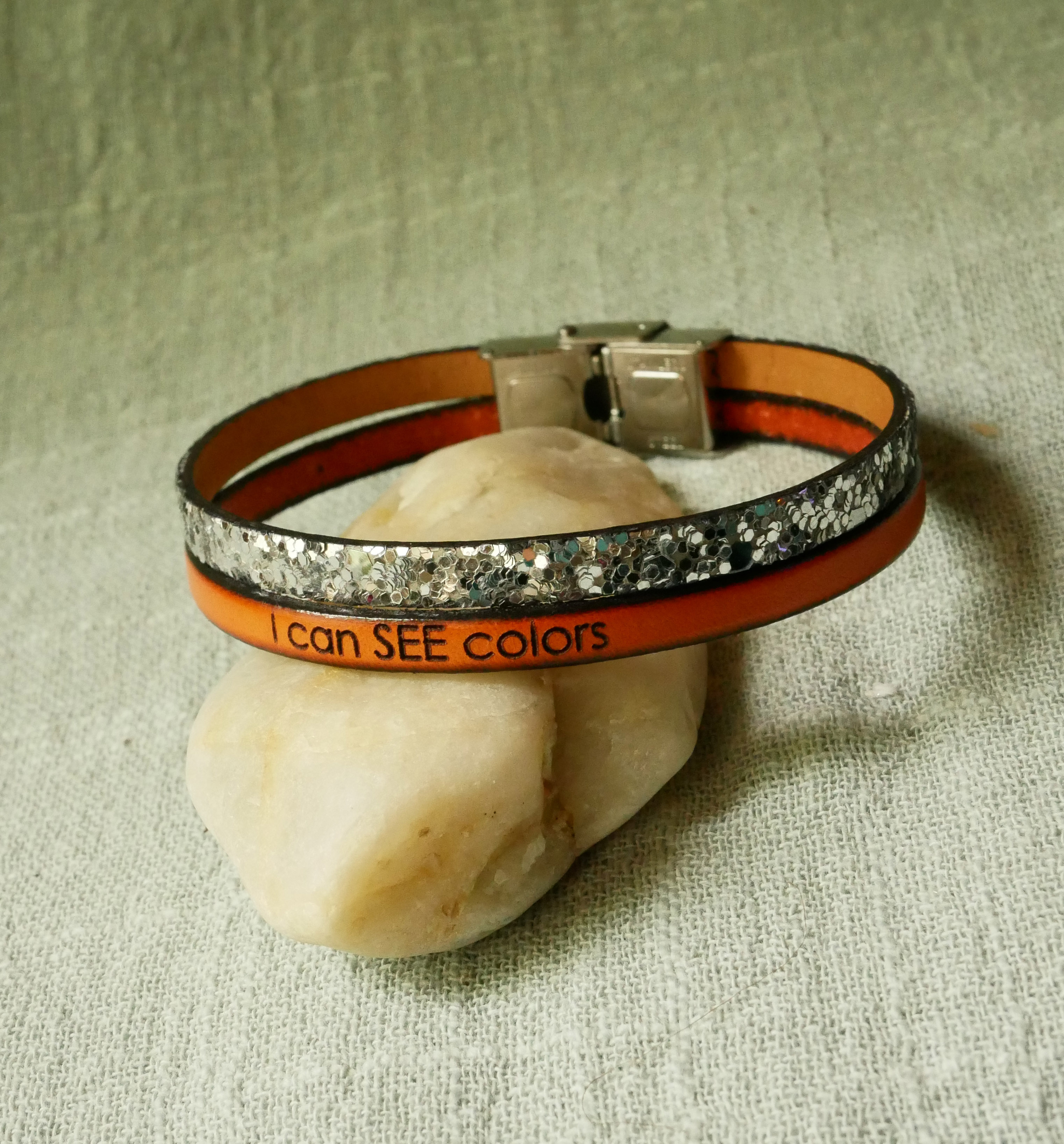 Pulsera dúo de cuero en plata y color a elegir
