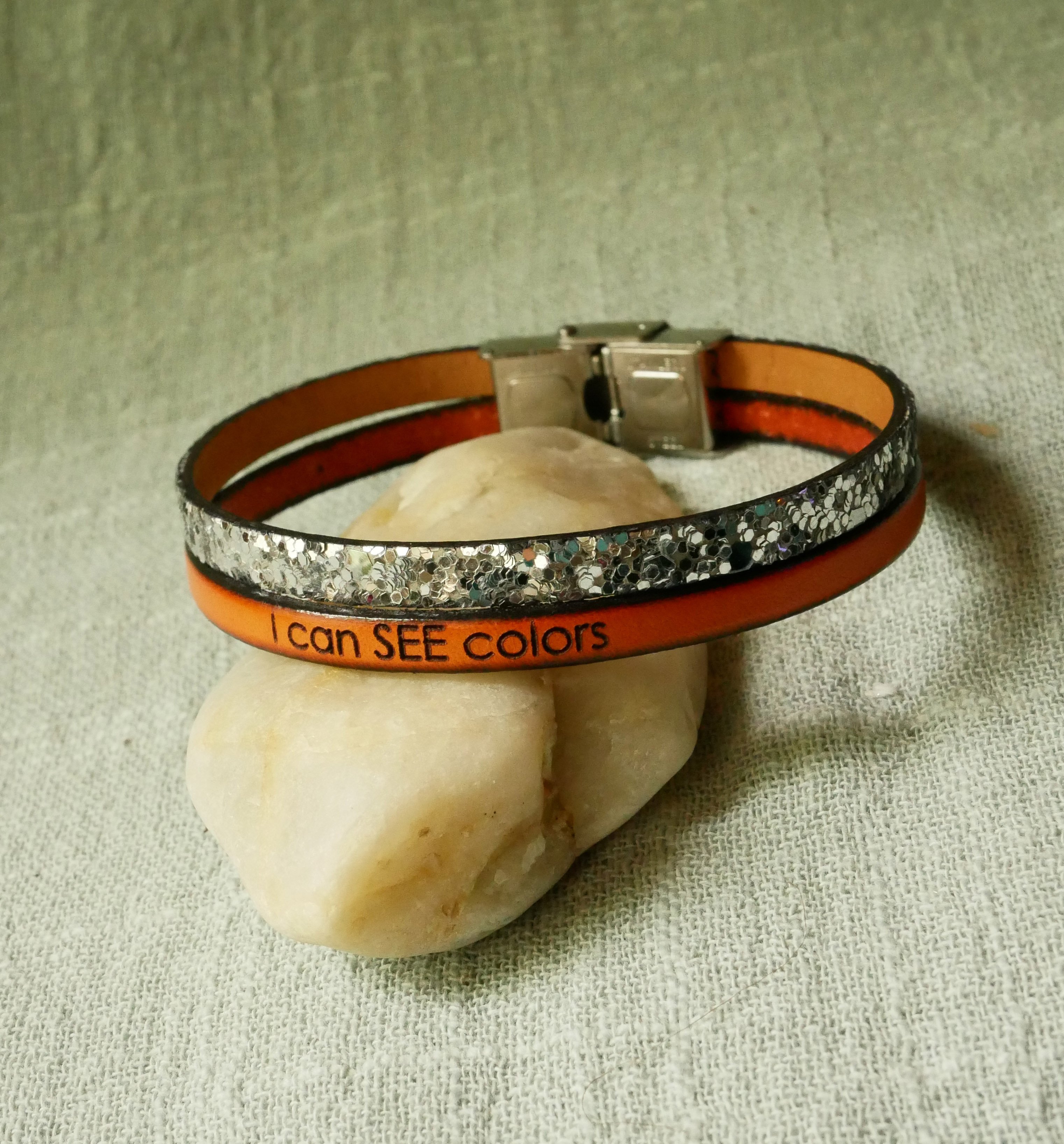 Pulsera dúo de cuero en plata y color a elegir