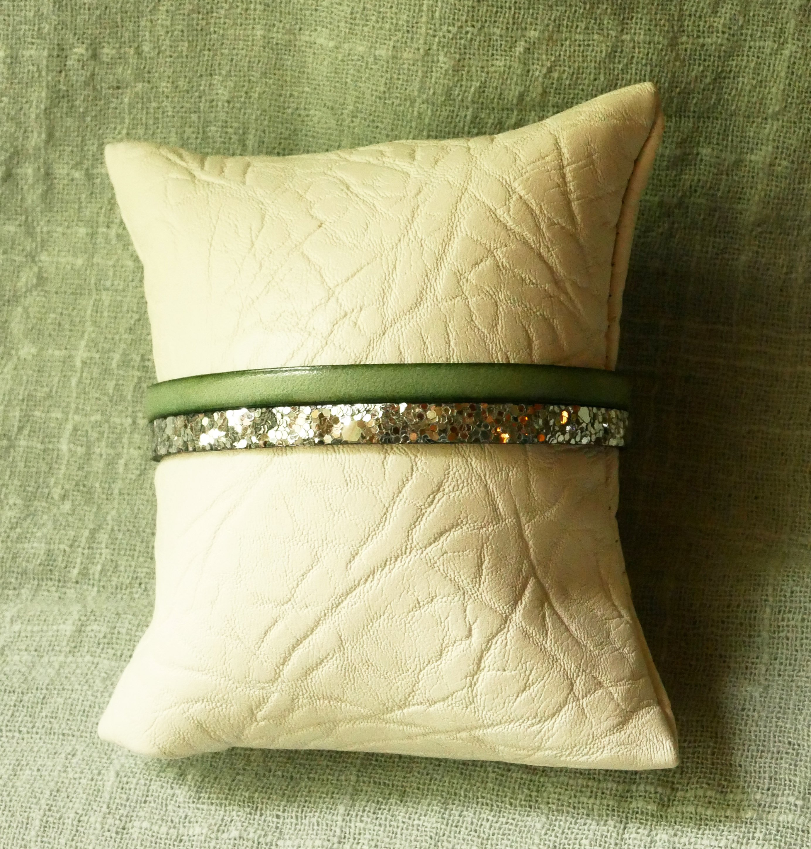 Pulsera d&uacute;o de cuero en plata y color a elegir