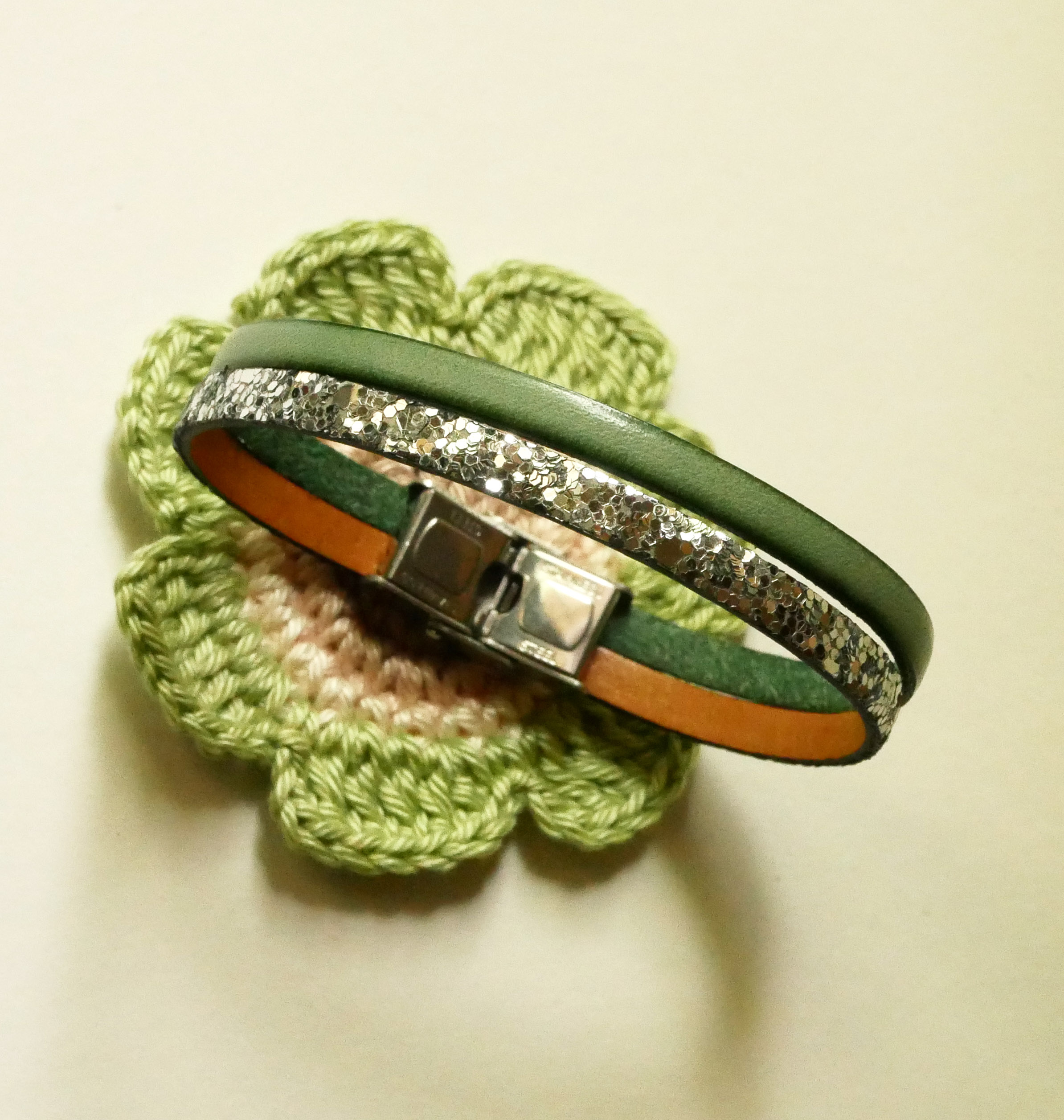 Pulsera dúo de cuero en plata y color a elegir