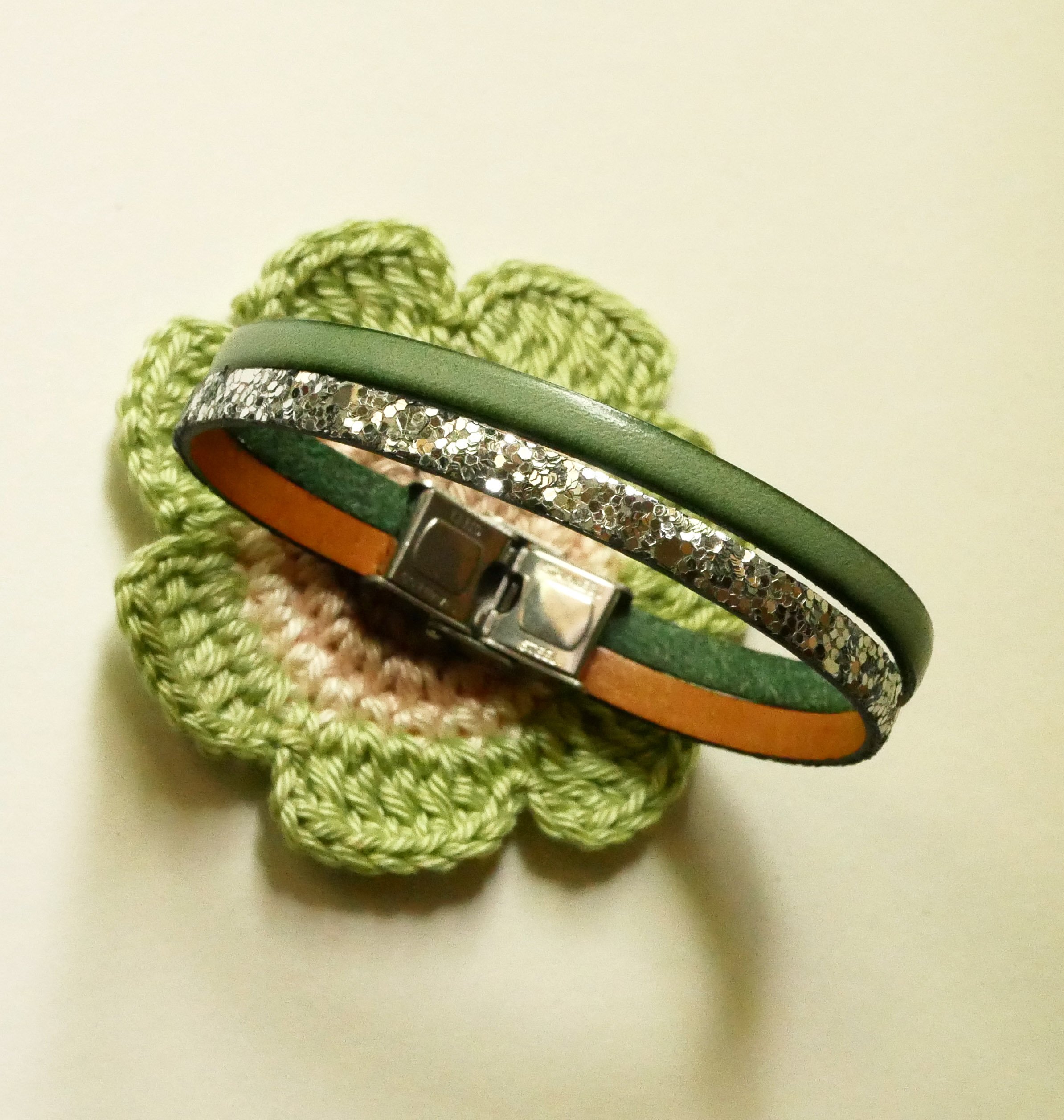 Pulsera d&uacute;o de cuero en plata y color a elegir