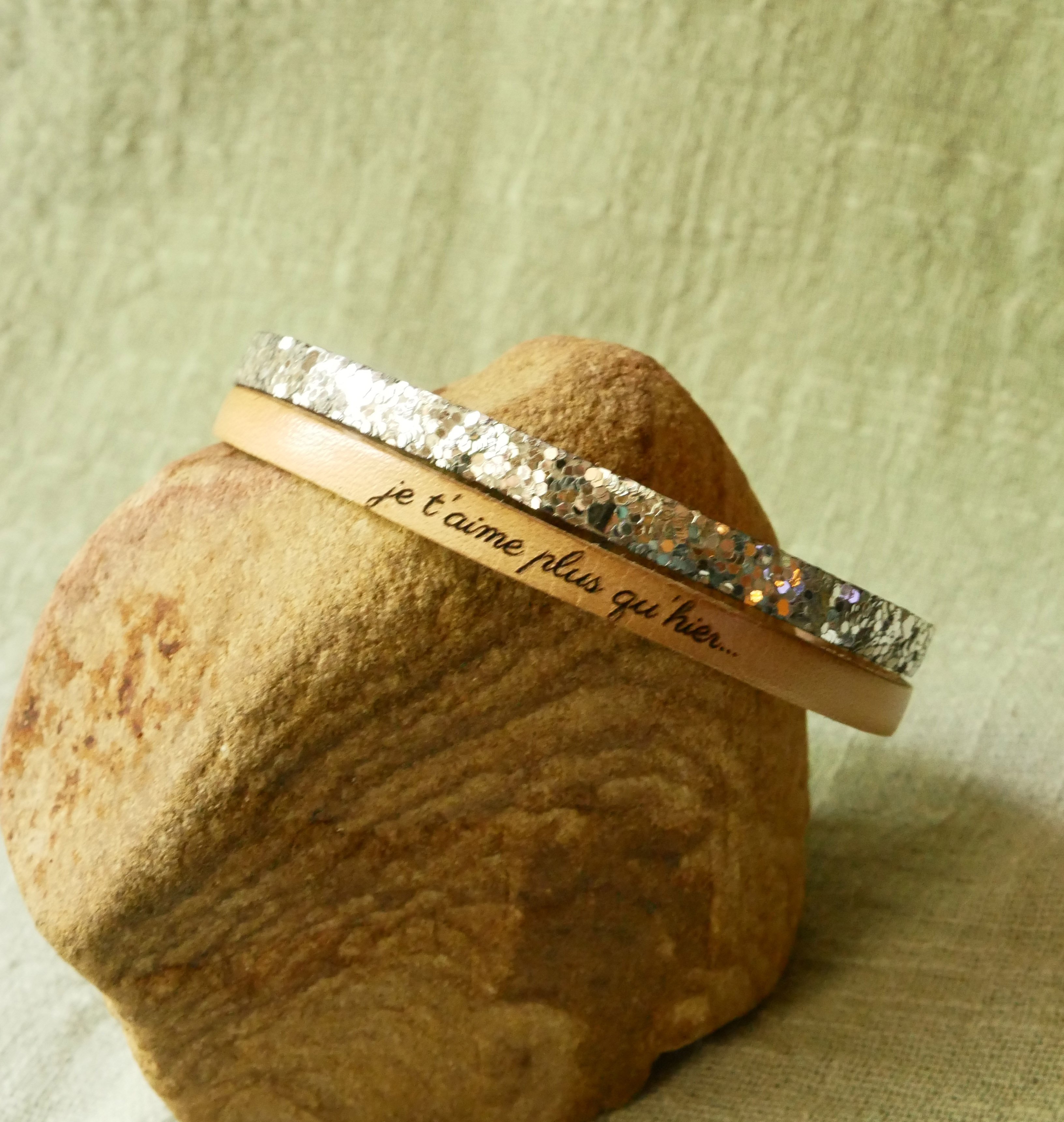 Pulsera d&uacute;o de cuero en plata y color a elegir