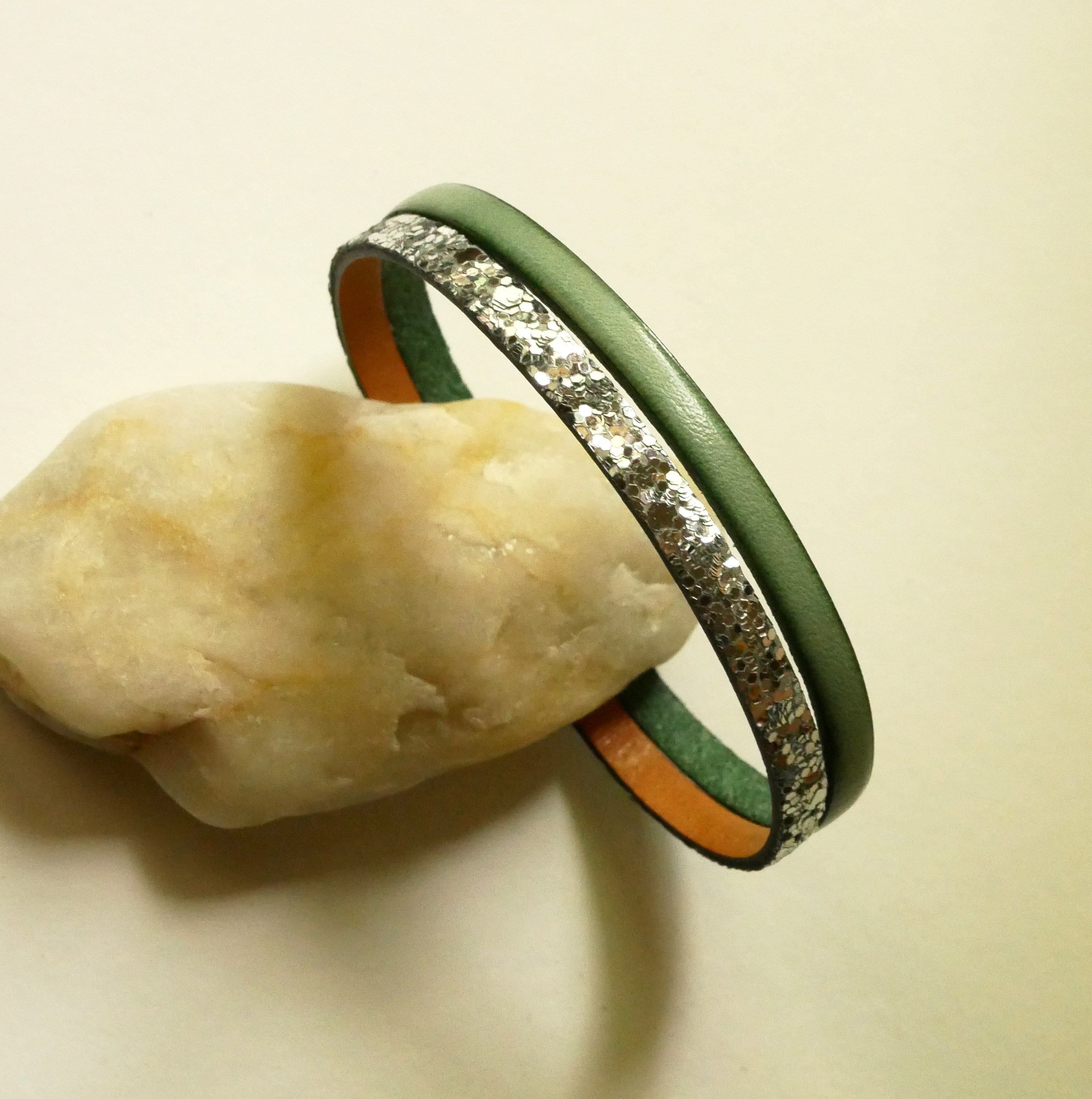 Pulsera d&uacute;o de cuero en plata y color a elegir