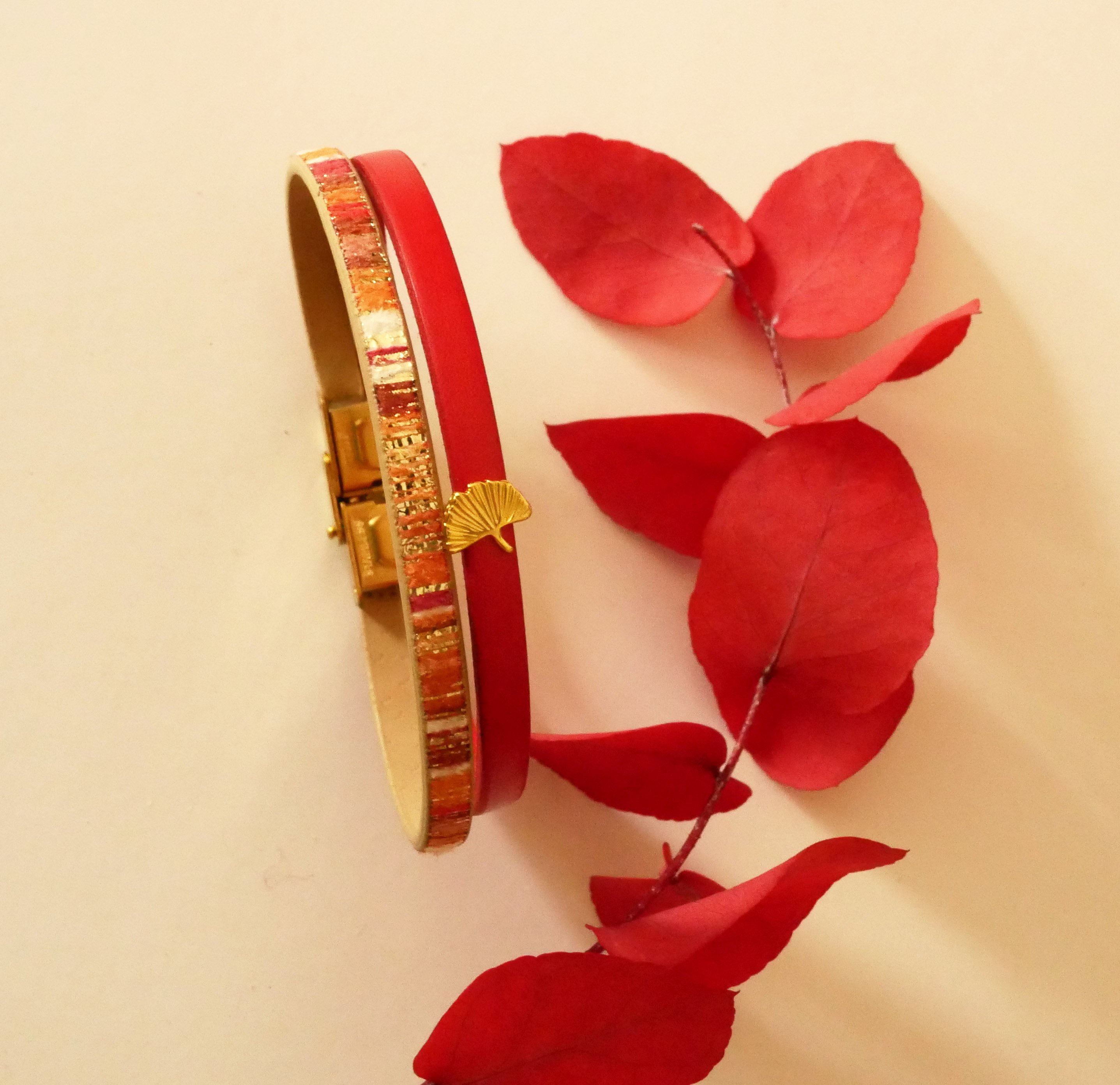 Pulsera dúo de cuero Rouget con purpurina dorada y diseño Gingko  