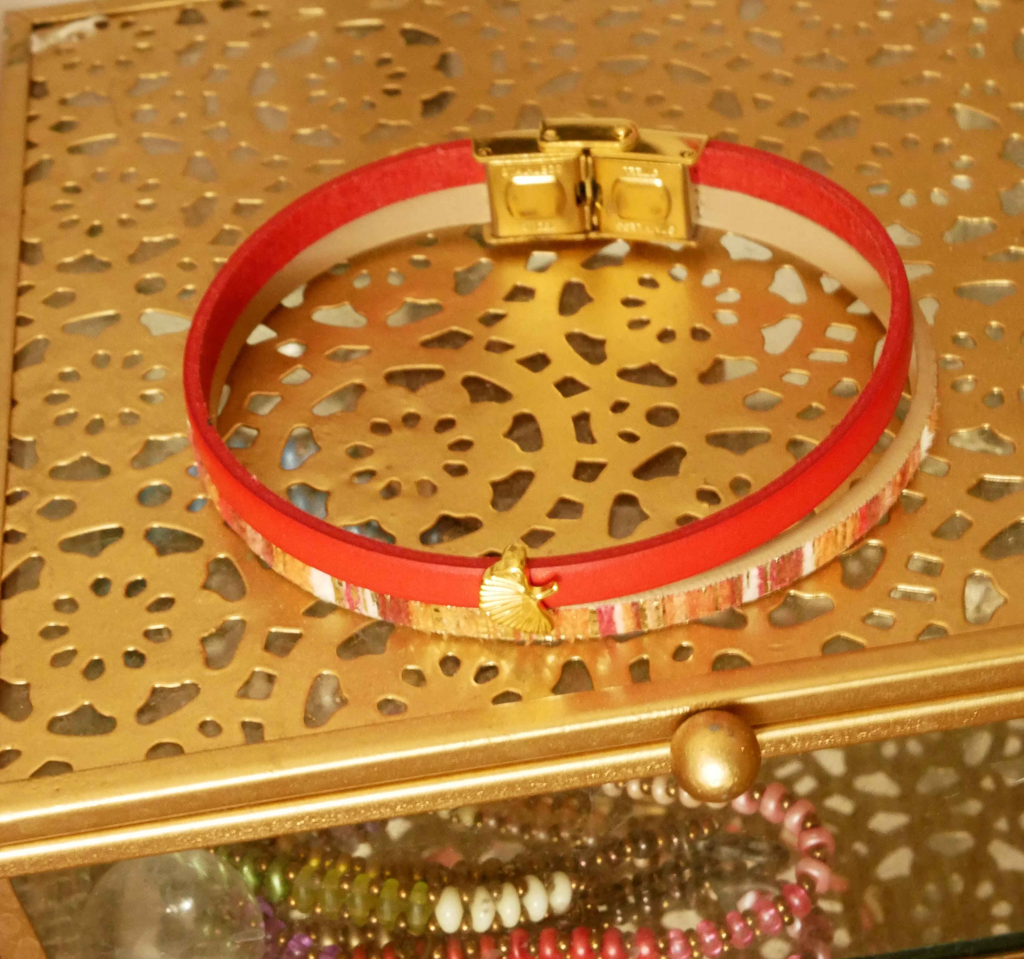Pulsera dúo de cuero Rouget con purpurina dorada y diseño Gingko  