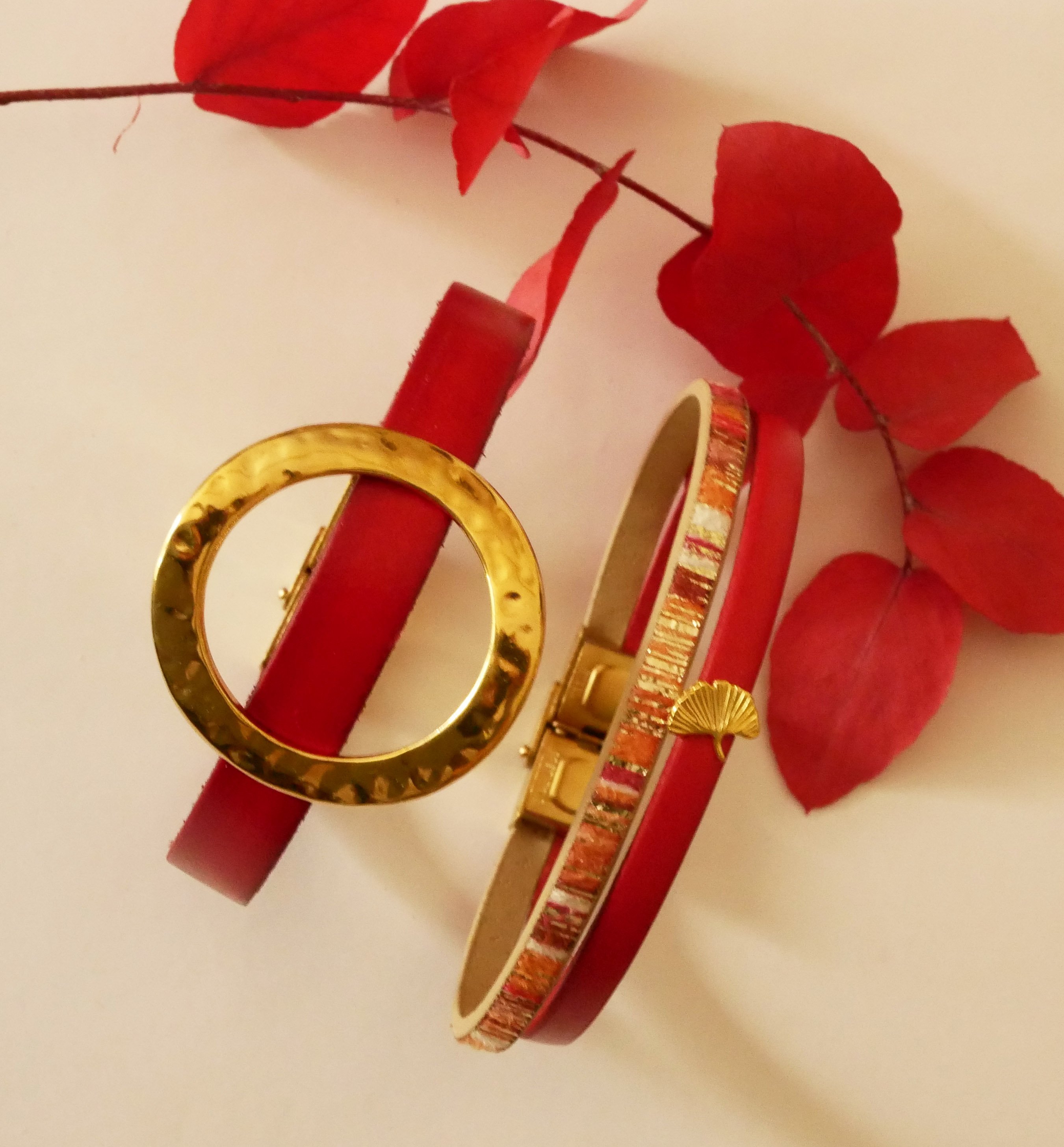 Pulsera d&uacute;o de cuero Rouget con purpurina dorada y dise&ntilde;o Gingko  