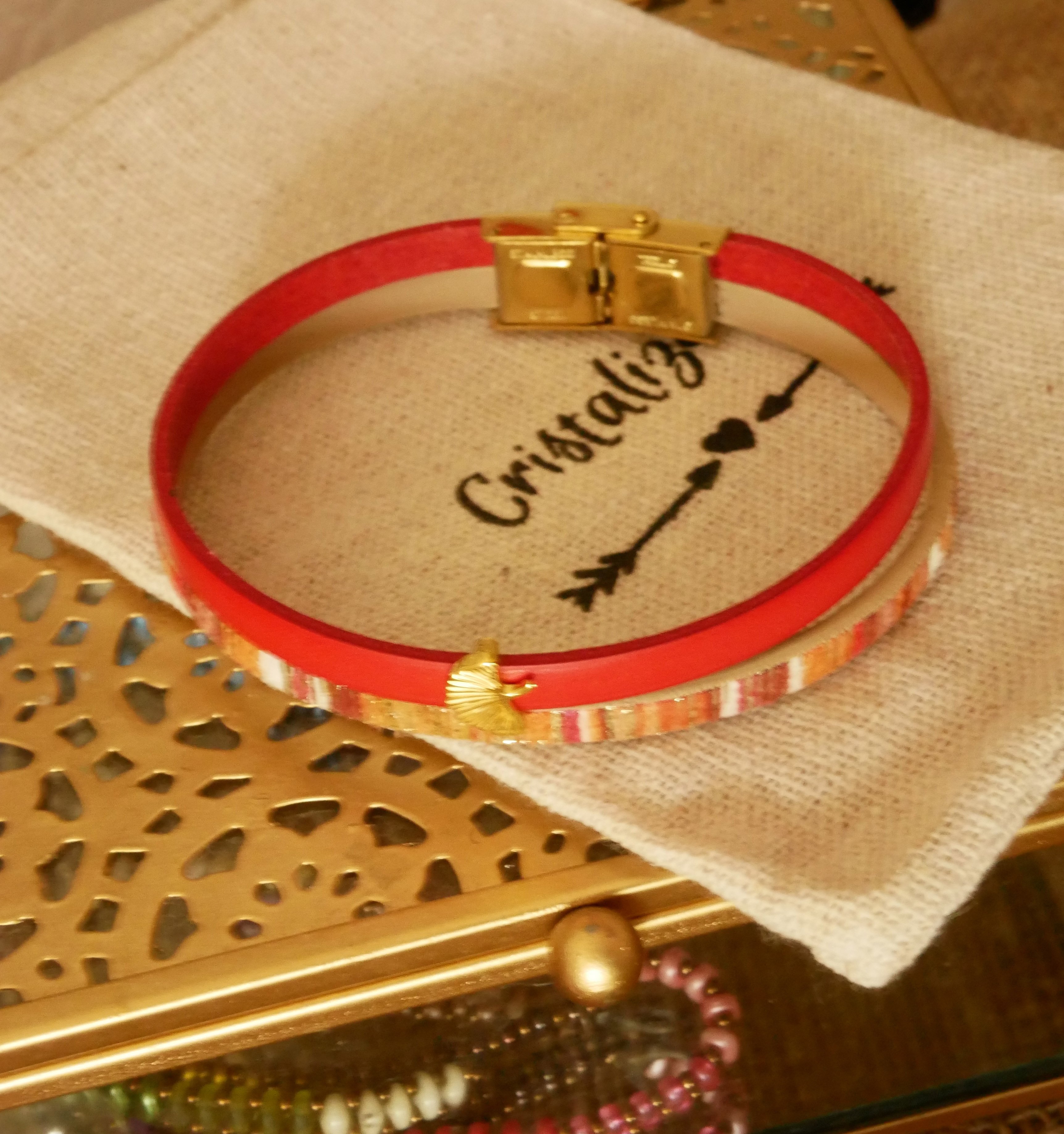 Pulsera dúo de cuero Rouget con purpurina dorada y diseño Gingko  