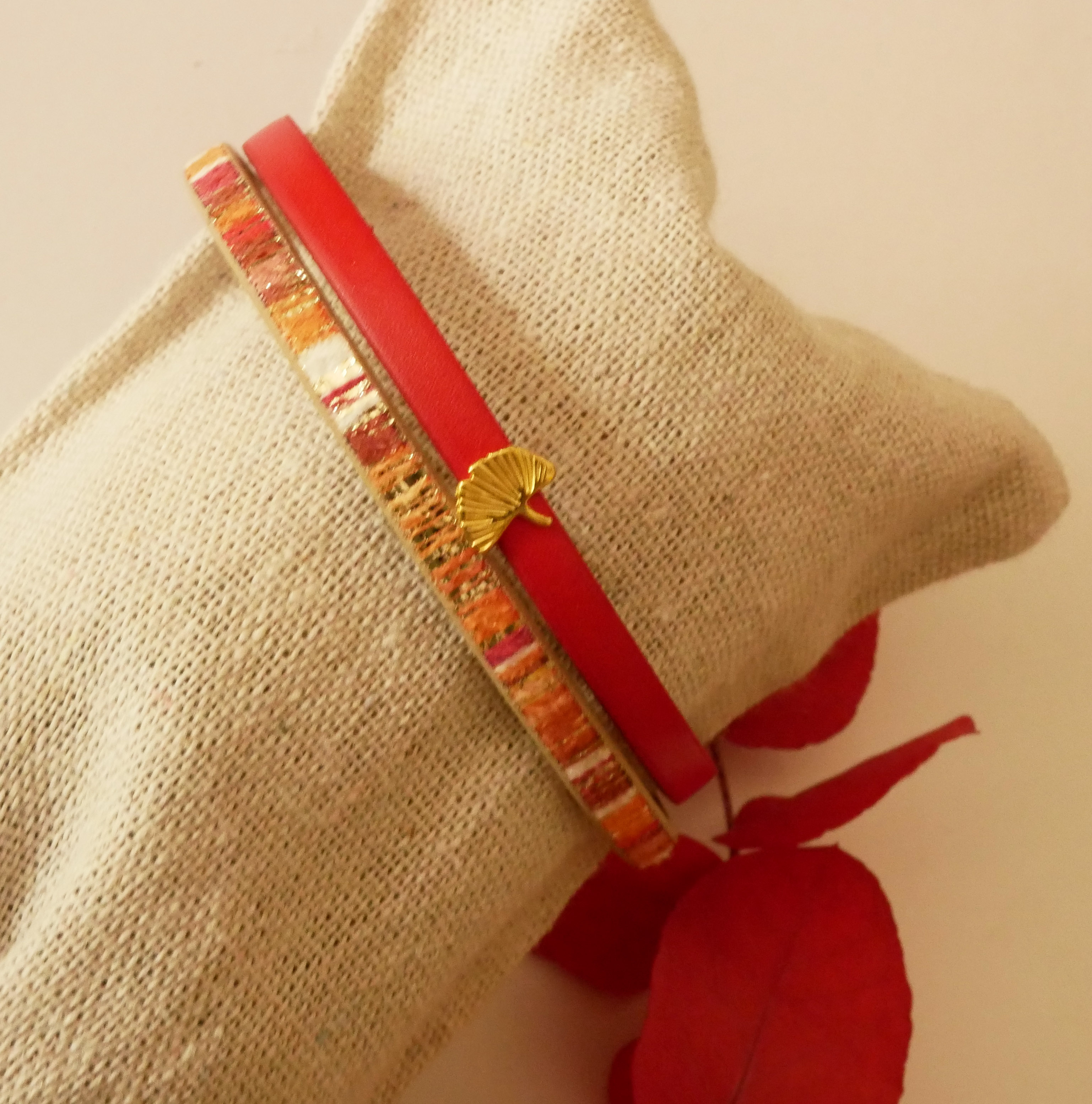 Pulsera dúo de cuero Rouget con purpurina dorada y diseño Gingko  