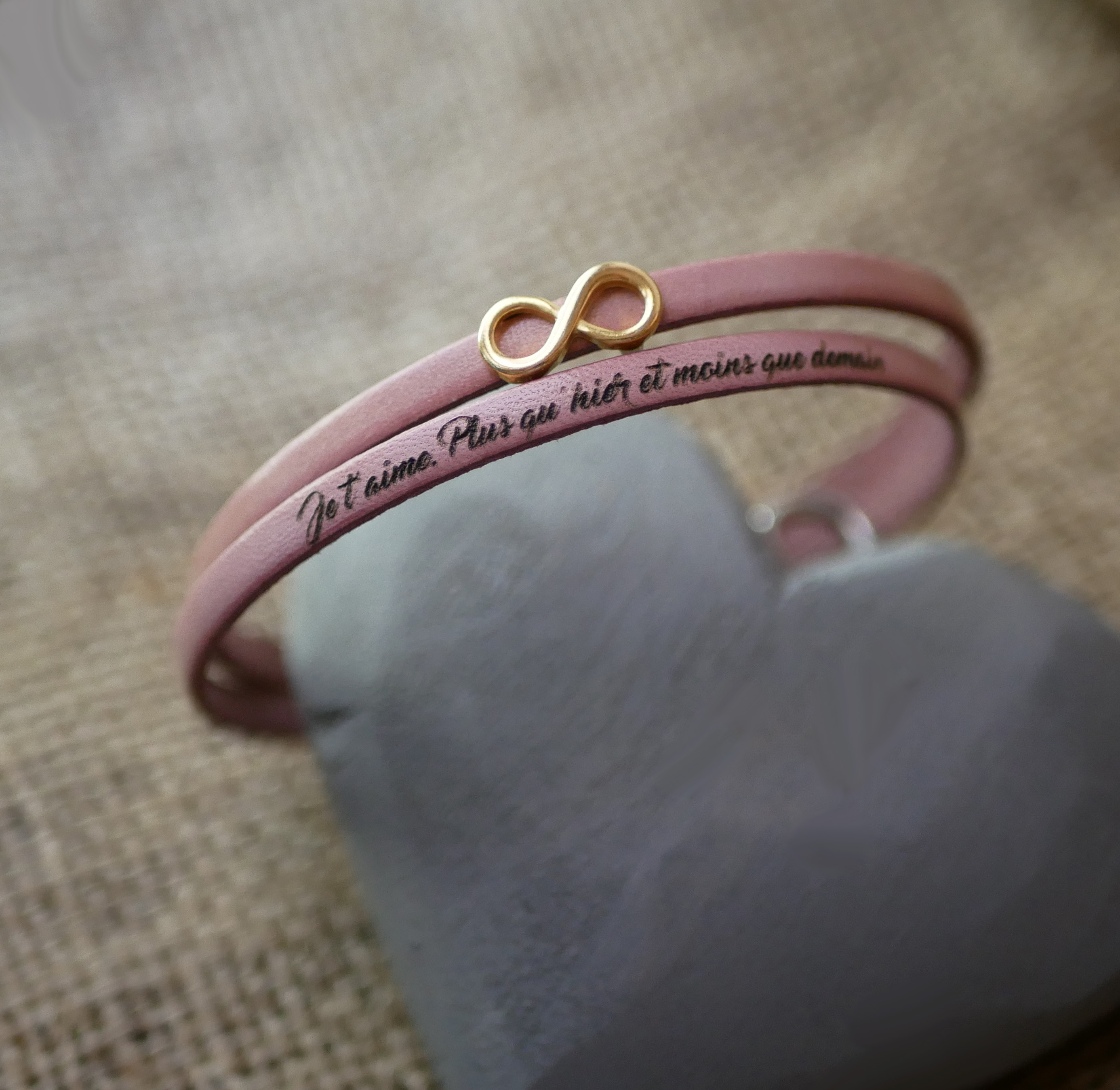 Pulsera dúo de cuero dorado con el símbolo del infinito para personalizar  