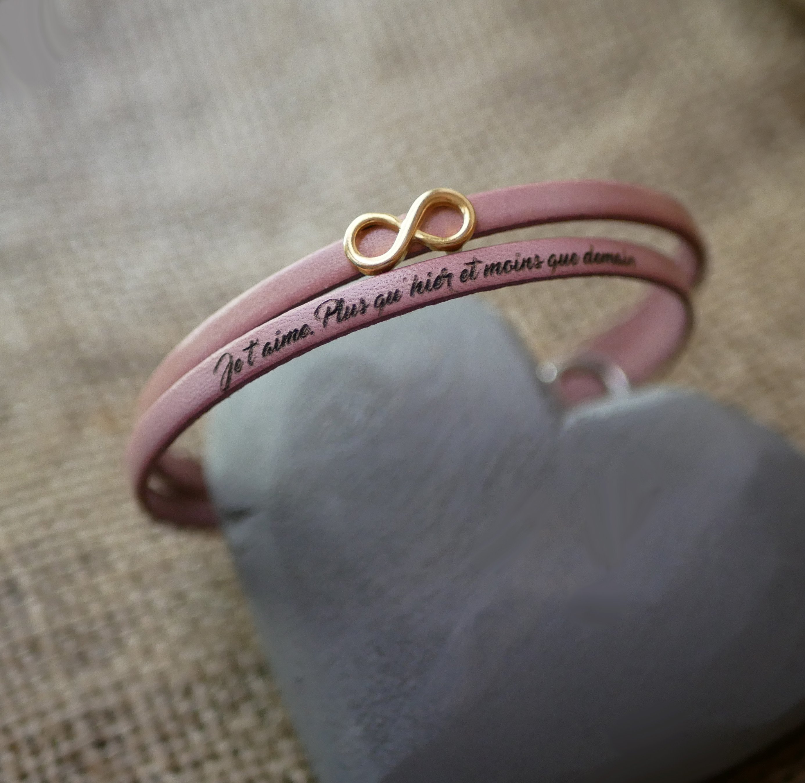 Pulsera d&uacute;o de cuero dorado con el s&iacute;mbolo del infinito para personalizar  