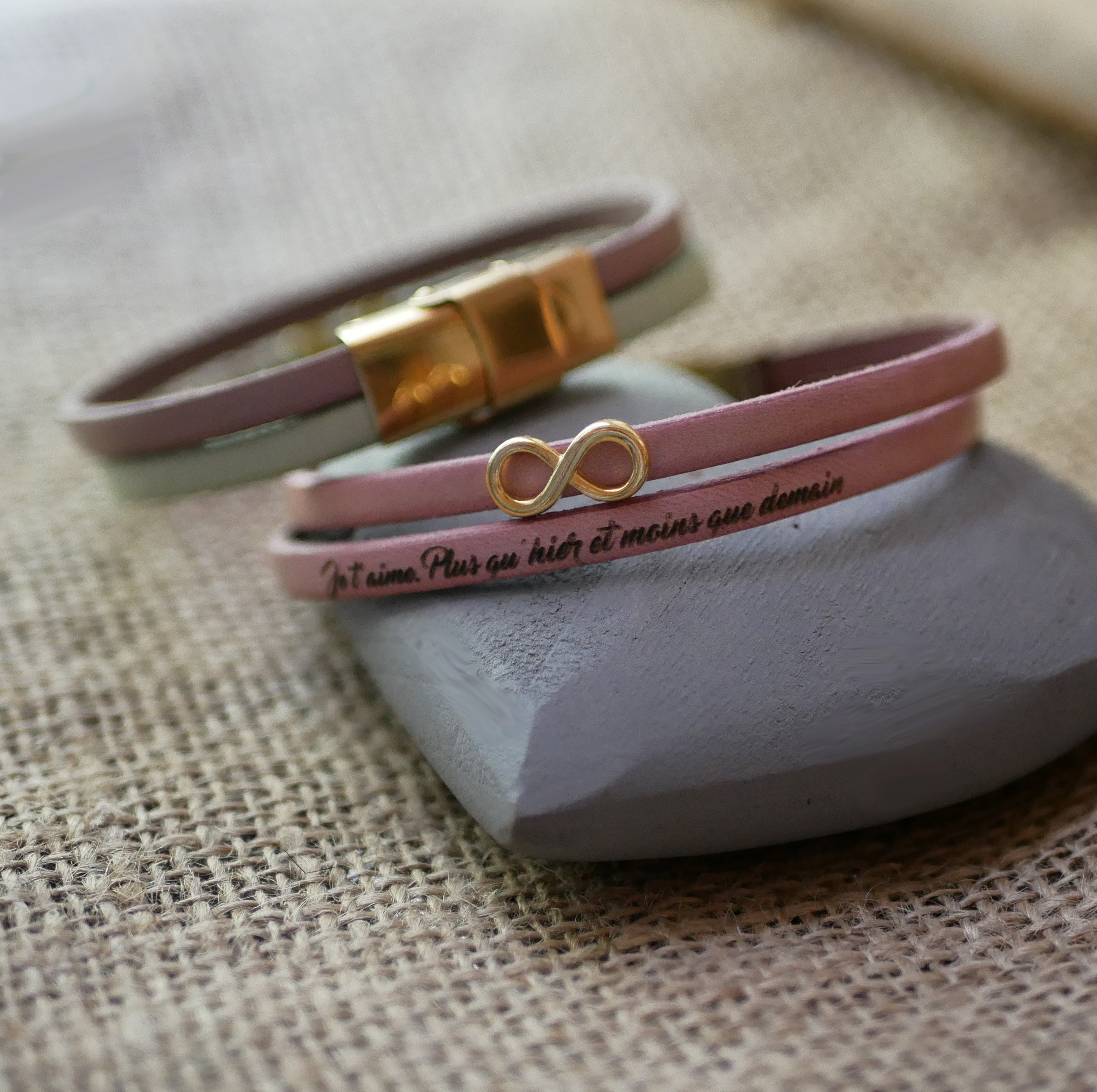 Pulsera d&uacute;o de cuero dorado con el s&iacute;mbolo del infinito para personalizar  