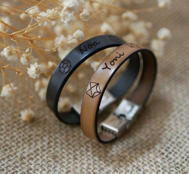 Pulsera de cuero personalizada para ni&ntilde;os grabada con un nombre enmarcado con dibujos de su elecci&oacute;n
