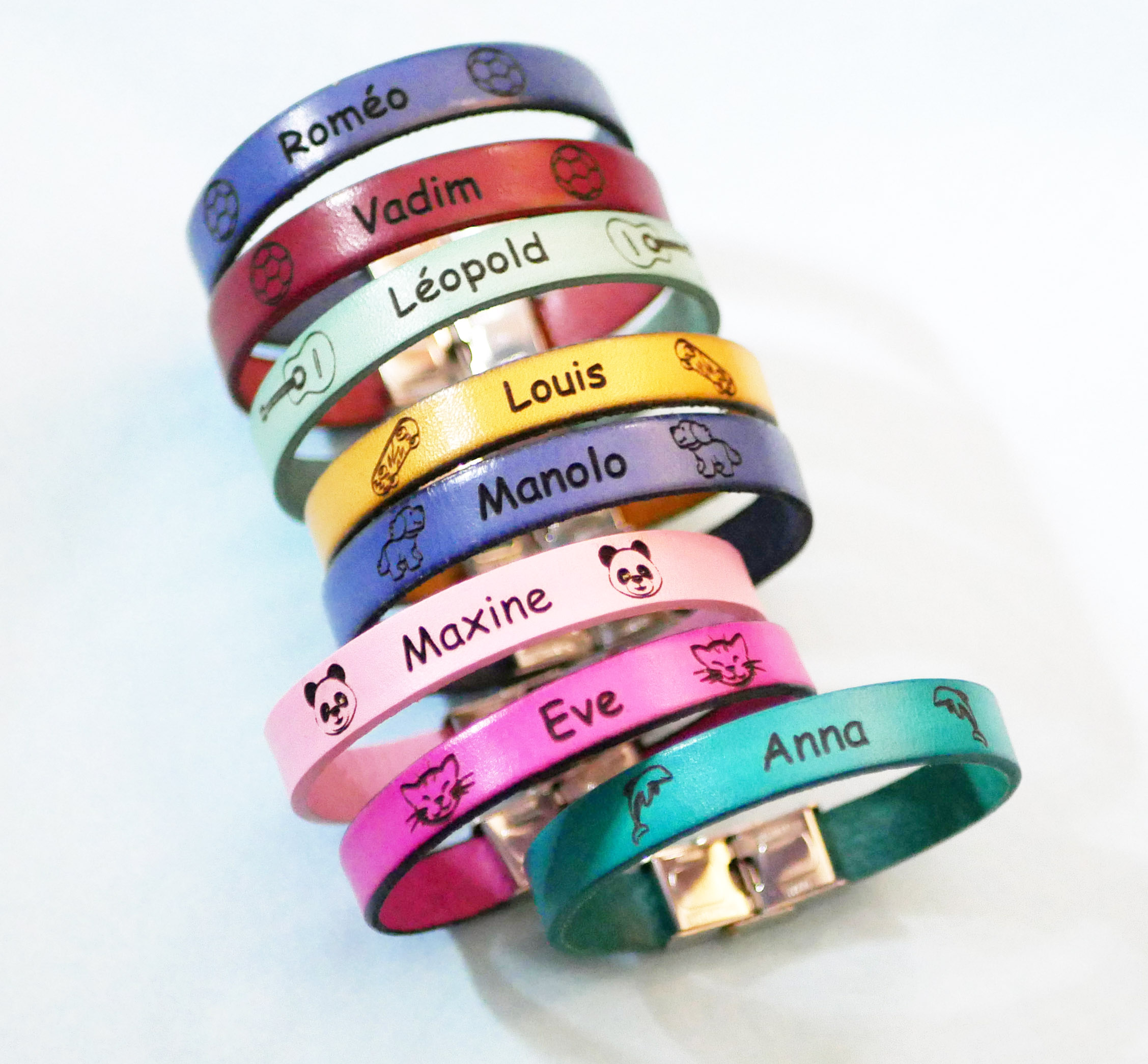 Pulsera de cuero personalizada para niños grabada con un nombre enmarcado con dibujos de su elección